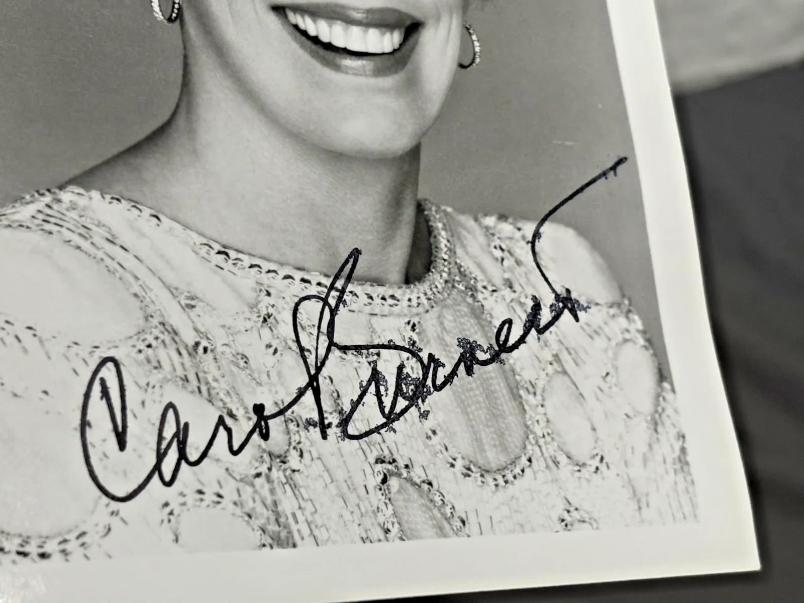 Carol Burnett — CAROL BURNETT 5x7 black white portrait photo Autographed Signed black pen, image 4