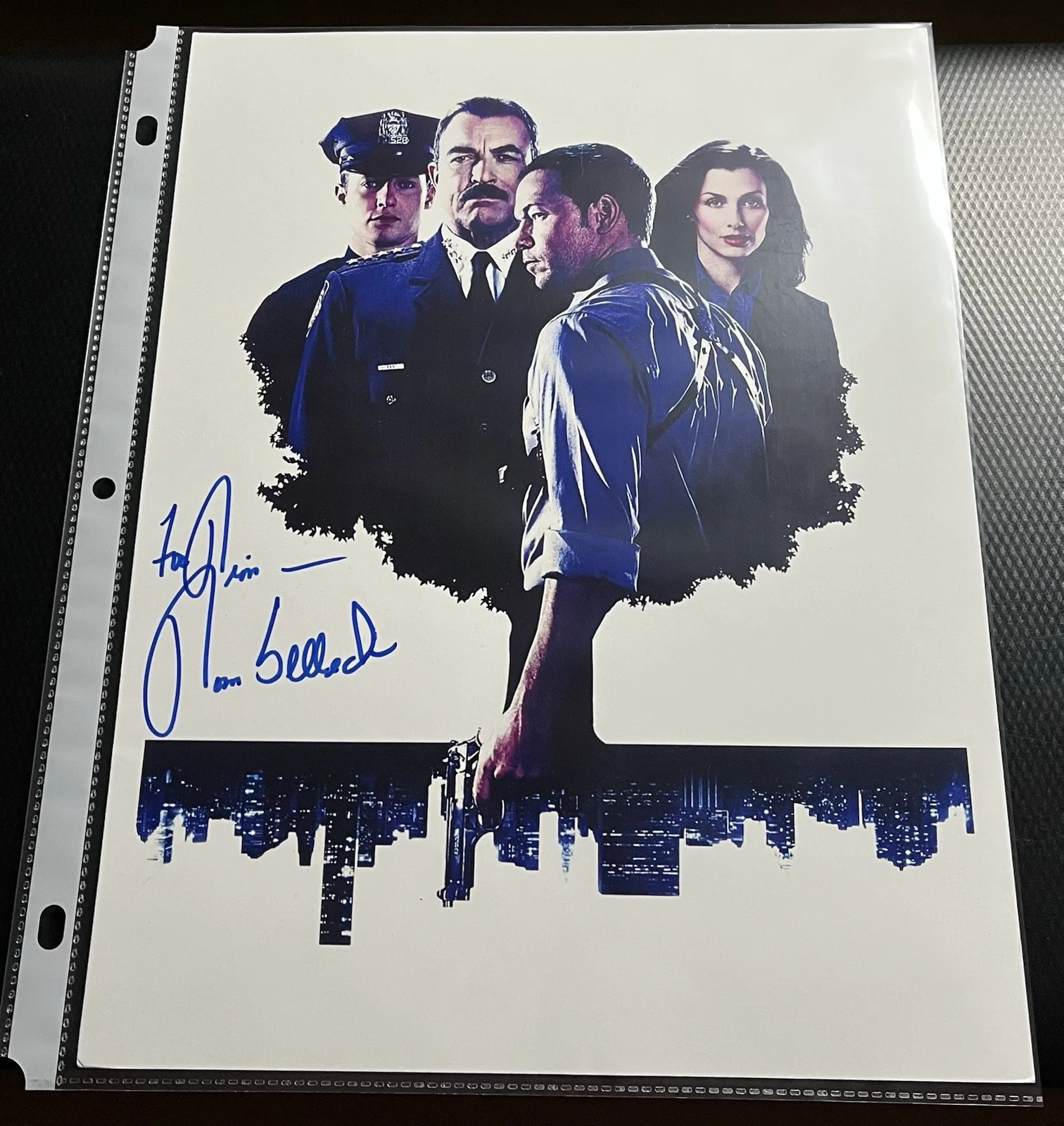 Thom Selleck Blue Bloods Autopen Signed 8.5x11 Cast Photo w/ Top Loader & COA, изображение 3