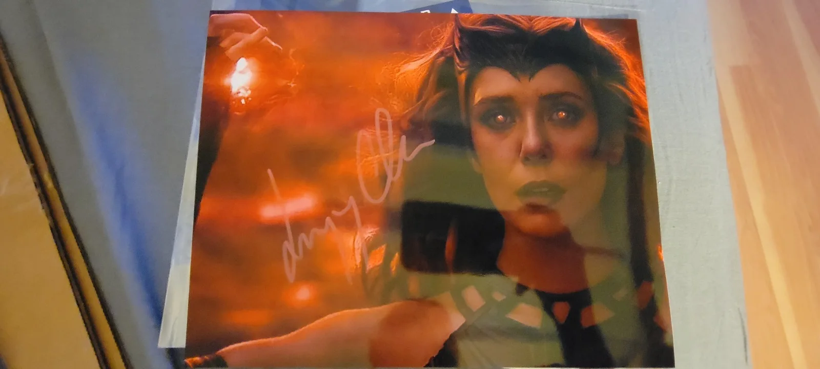 Elizabeth Olsen Autographed Scarlet Witch Photo 8.5x11 W/COA, изображение 2