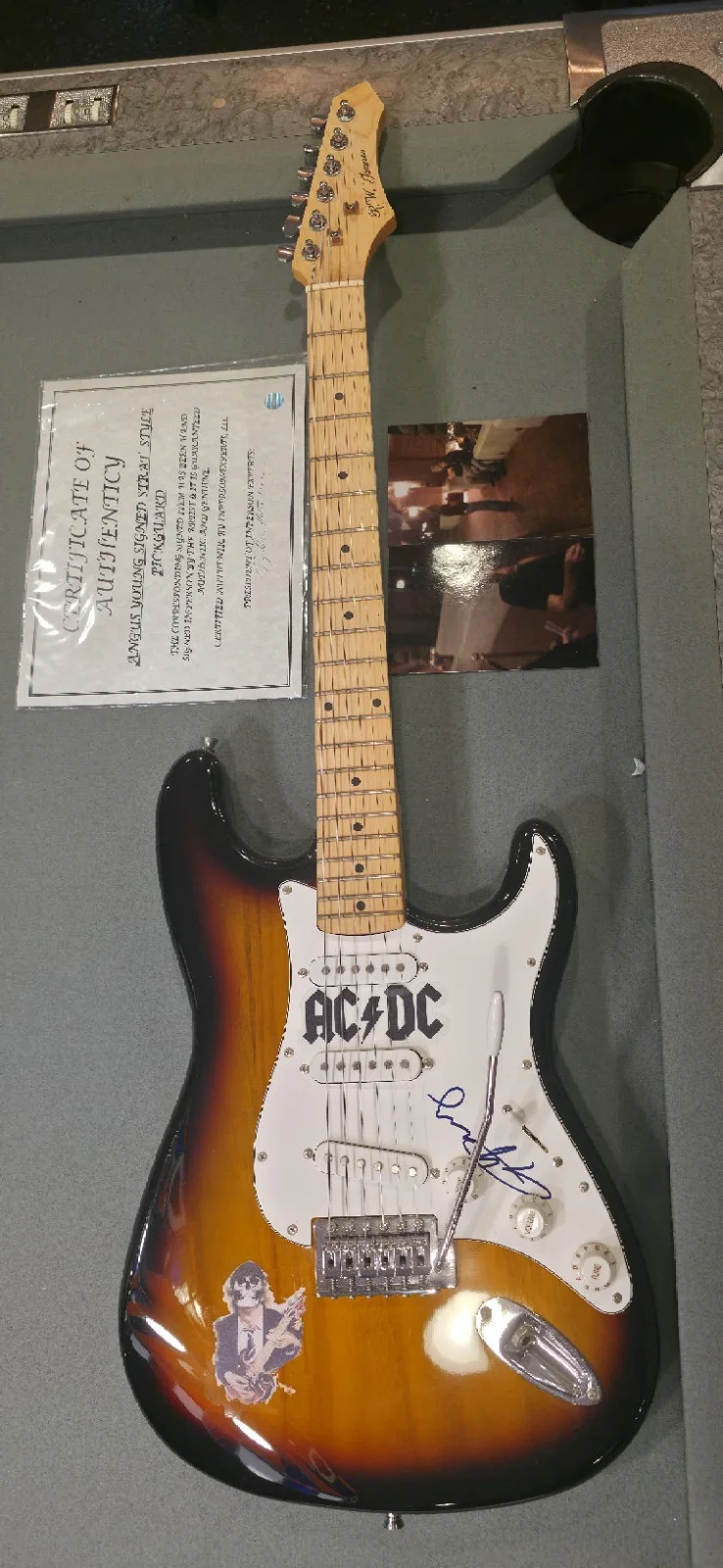 Angus Young AC/DC Signed R.W. Jameson Electric Guitar w/ COA & Band Photos!, изображение 2