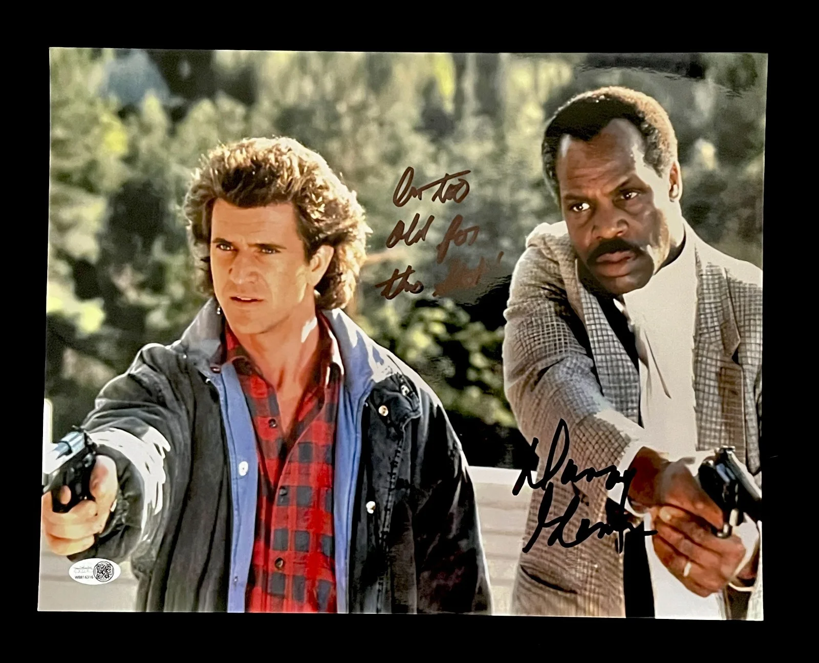 DANNY GLOVER — DANNY GLOVER SIGNED METRALLIC 11X14 PHOTO W/ MEL GIBSON. JSA COA LETHAL WEAPON V