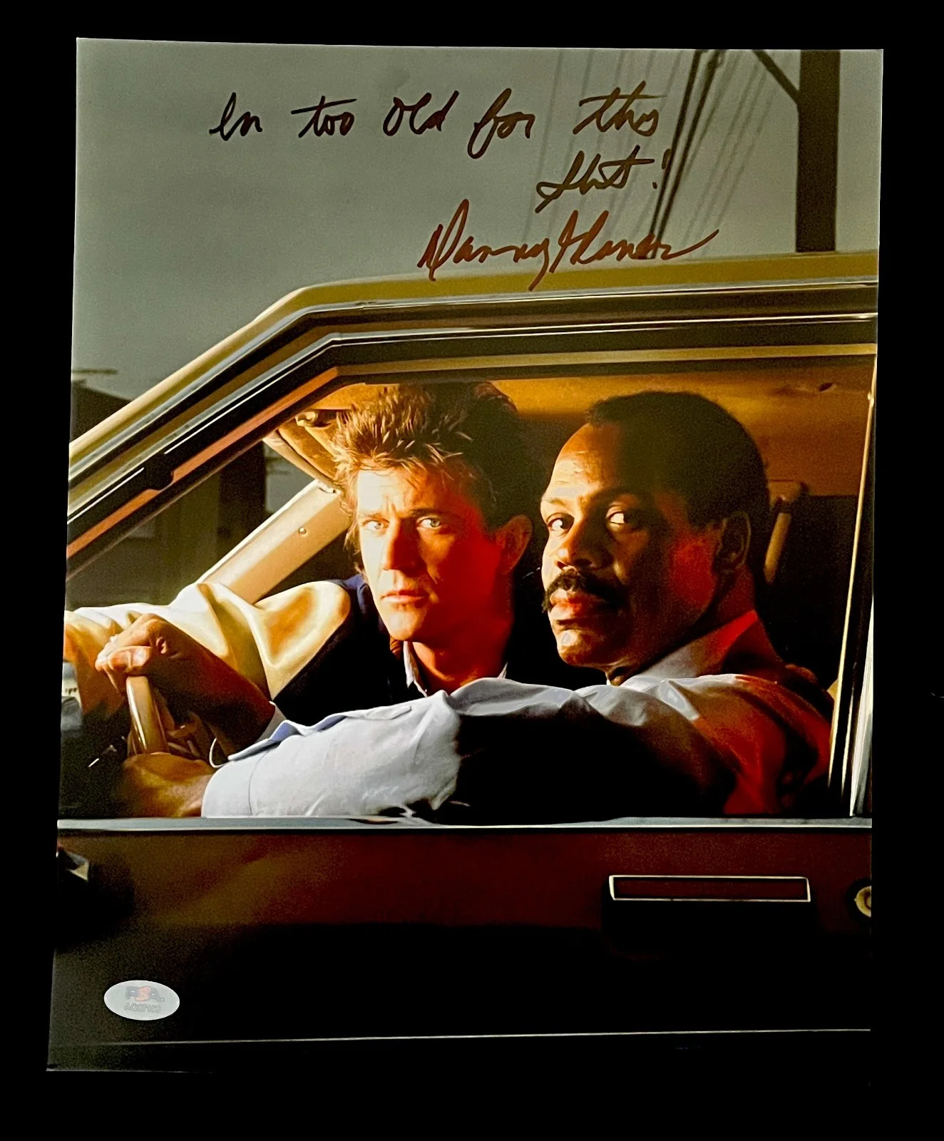 DANNY GLOVER — DANNY GLOVER SIGNED GLOSSY 11X14 PHOTO W/ MEL GIBSON. PSA COA. LETHAL WEAPON U