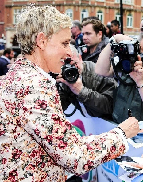 Ellen DeGeneres — Ellen DeGeneres Hand Signed Autograph Photo 12x8 COA, изображение 2