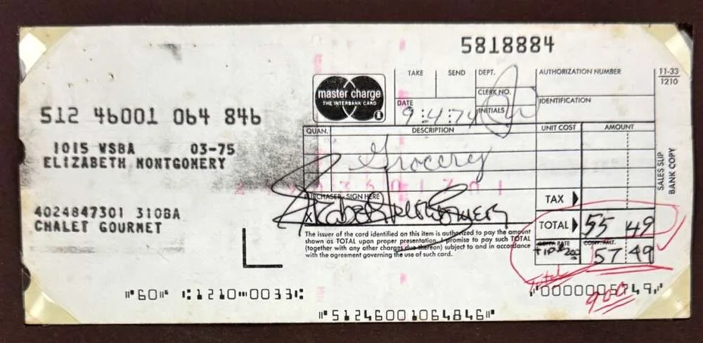 Elizabeth Montgomery — Elizabeth Montgomery Beckett BAS Signed 1974 Master Charge Receipt Framed 15x20, изображение 2