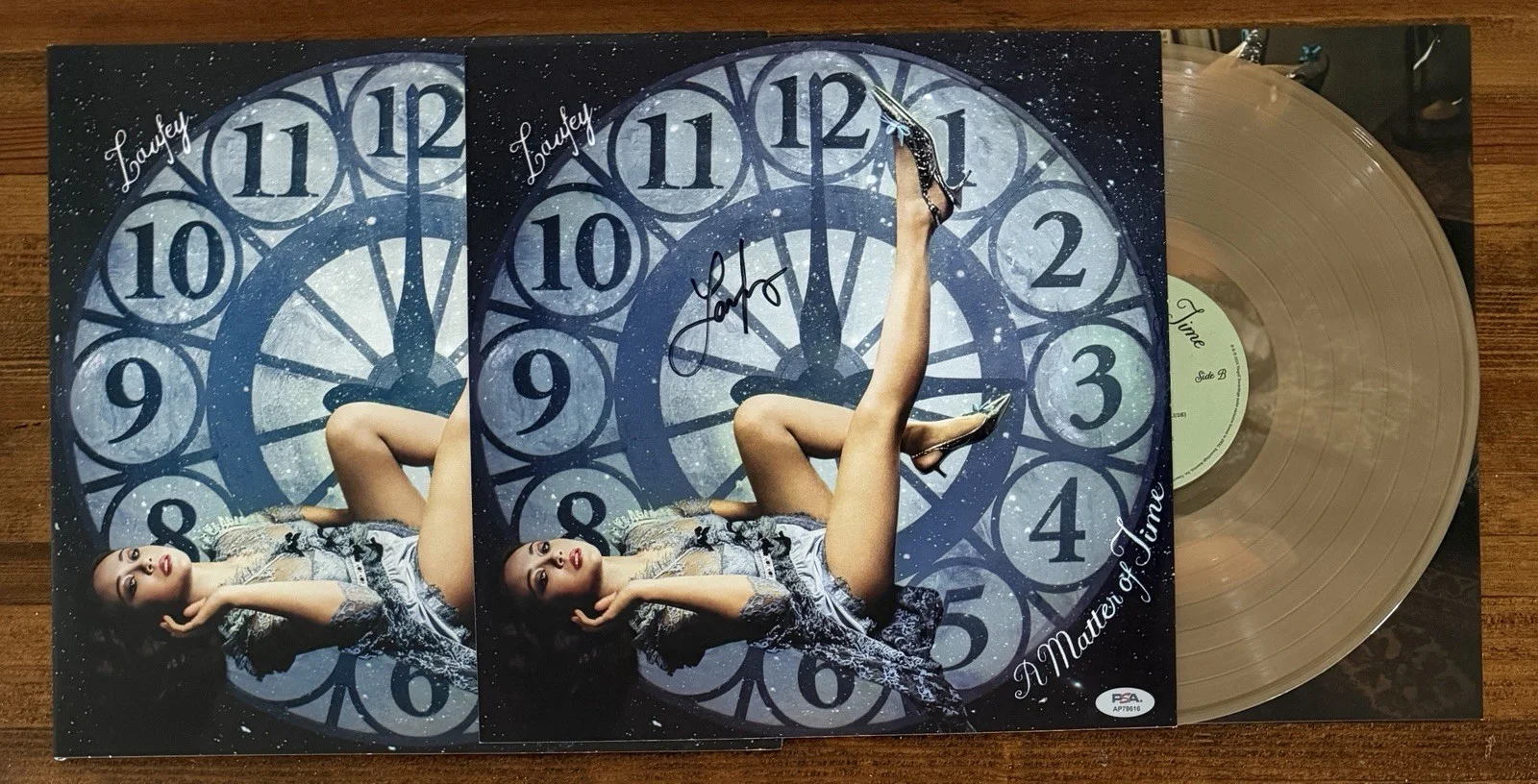 Laufey A Matter Of Time Vinyl LP & Signed Album Art Card PSA DNA COA Autograph, изображение 3