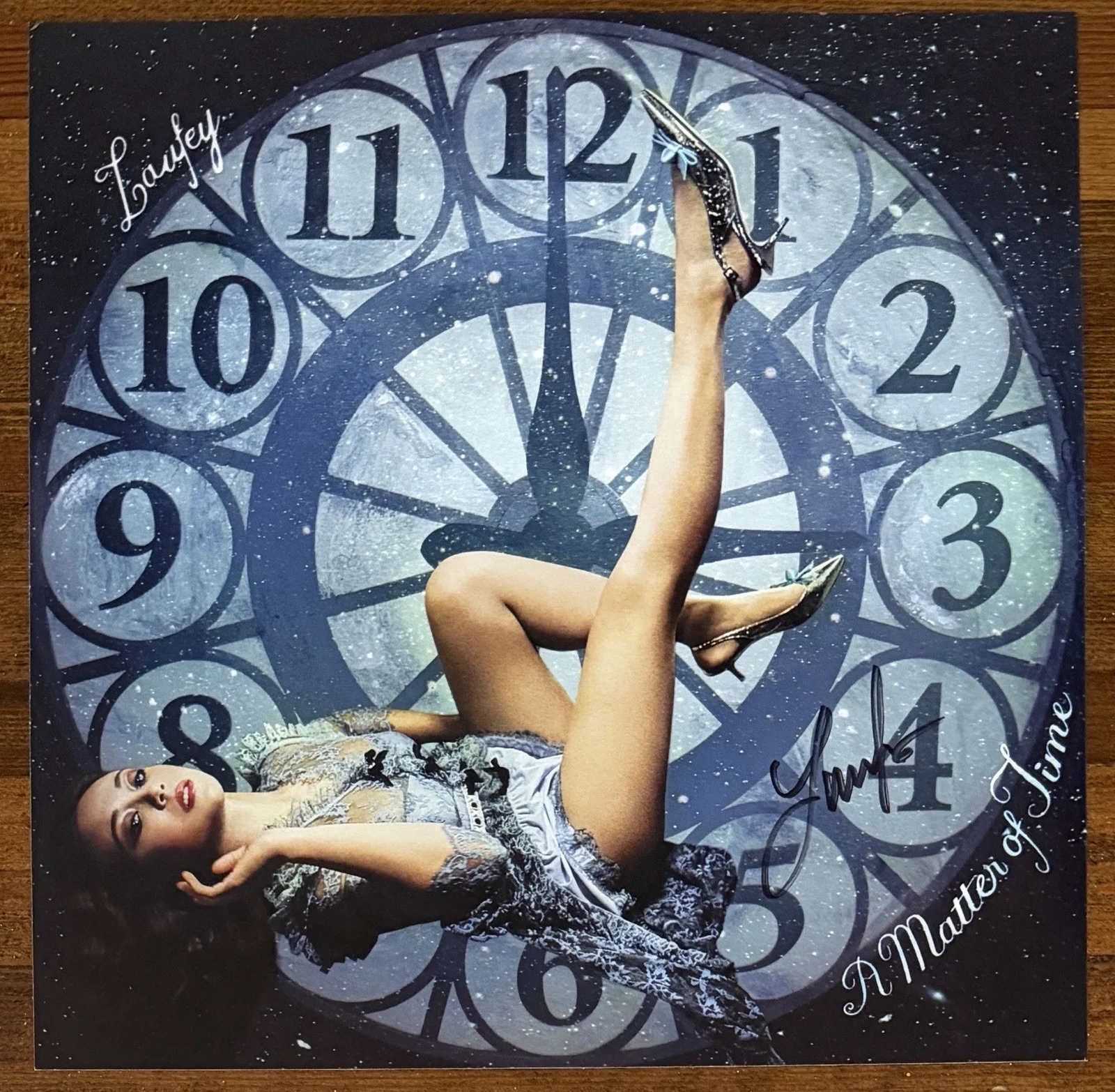 Laufey A Matter Of Time Vinyl LP & Signed Photo Art Card PSA DNA COA Autograph, изображение 5