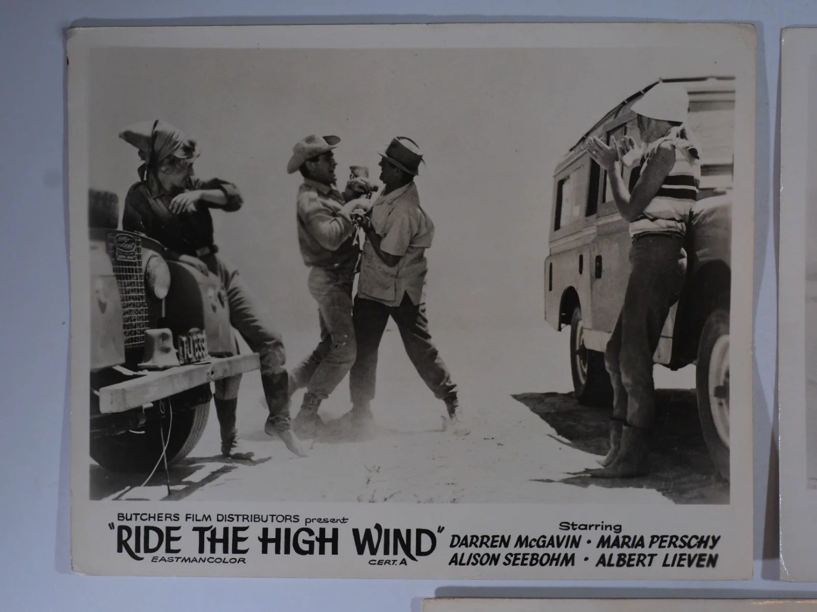 x3 Ride the High Wind Original Lobby Cards Darren McGavin Aiming Rifle in Africa, изображение 2