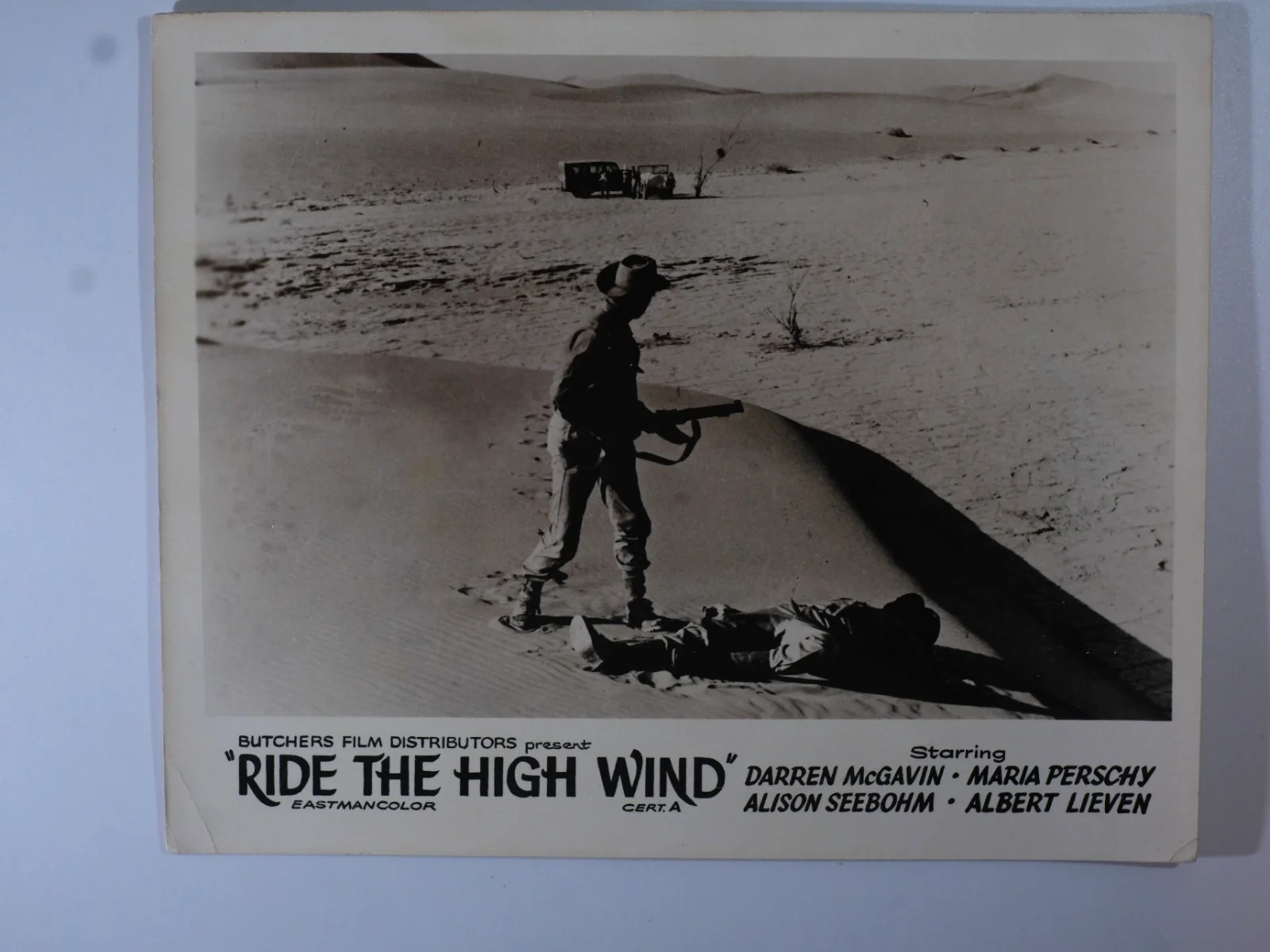 x3 Ride the High Wind Original Lobby Cards Darren McGavin Aiming Rifle in Africa, изображение 4