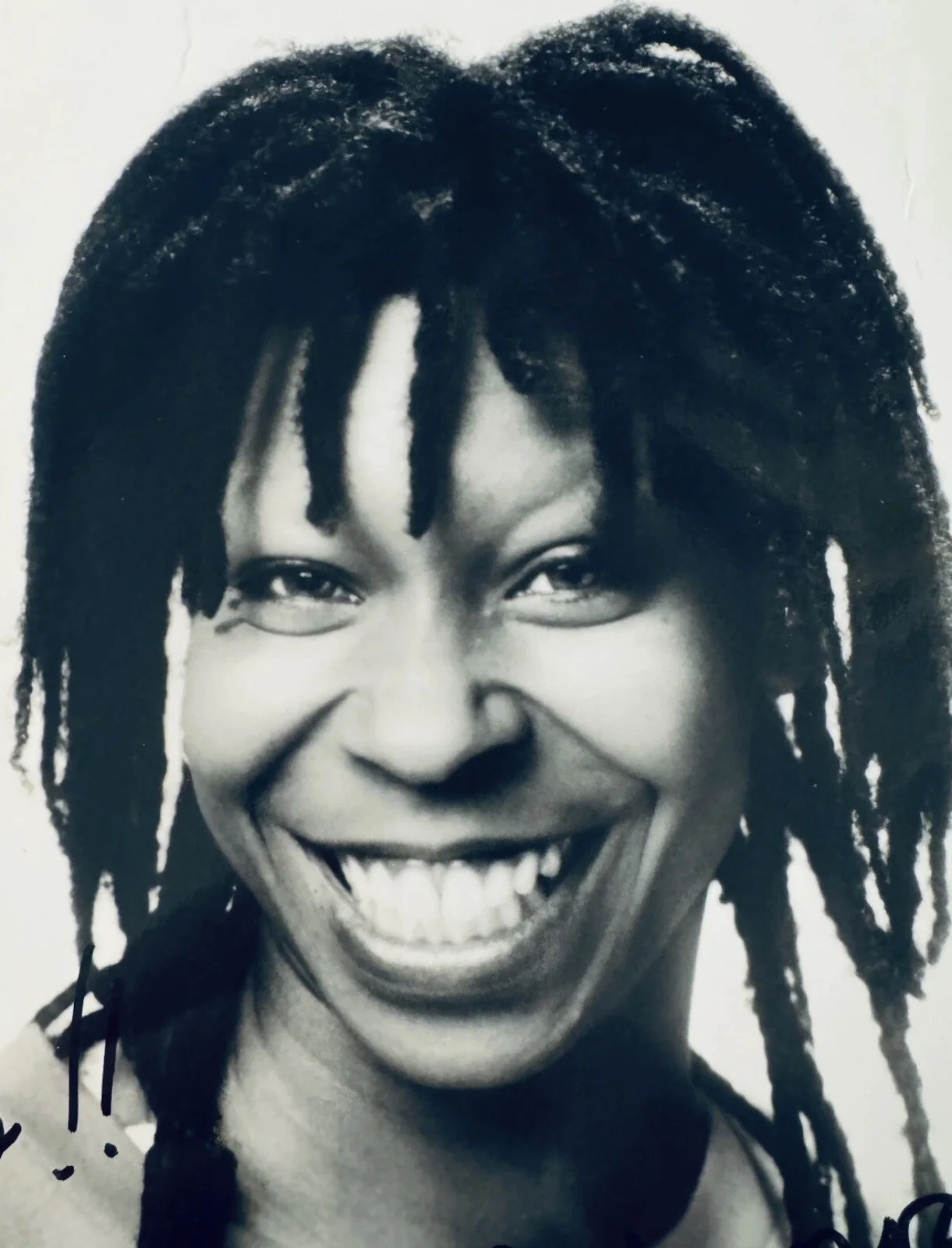 WHOOPI GOLDBERG — Whoopi Goldberg Signed 8x10 B&W Photo COA. • VINTAGE The Color Purple movie, изображение 2