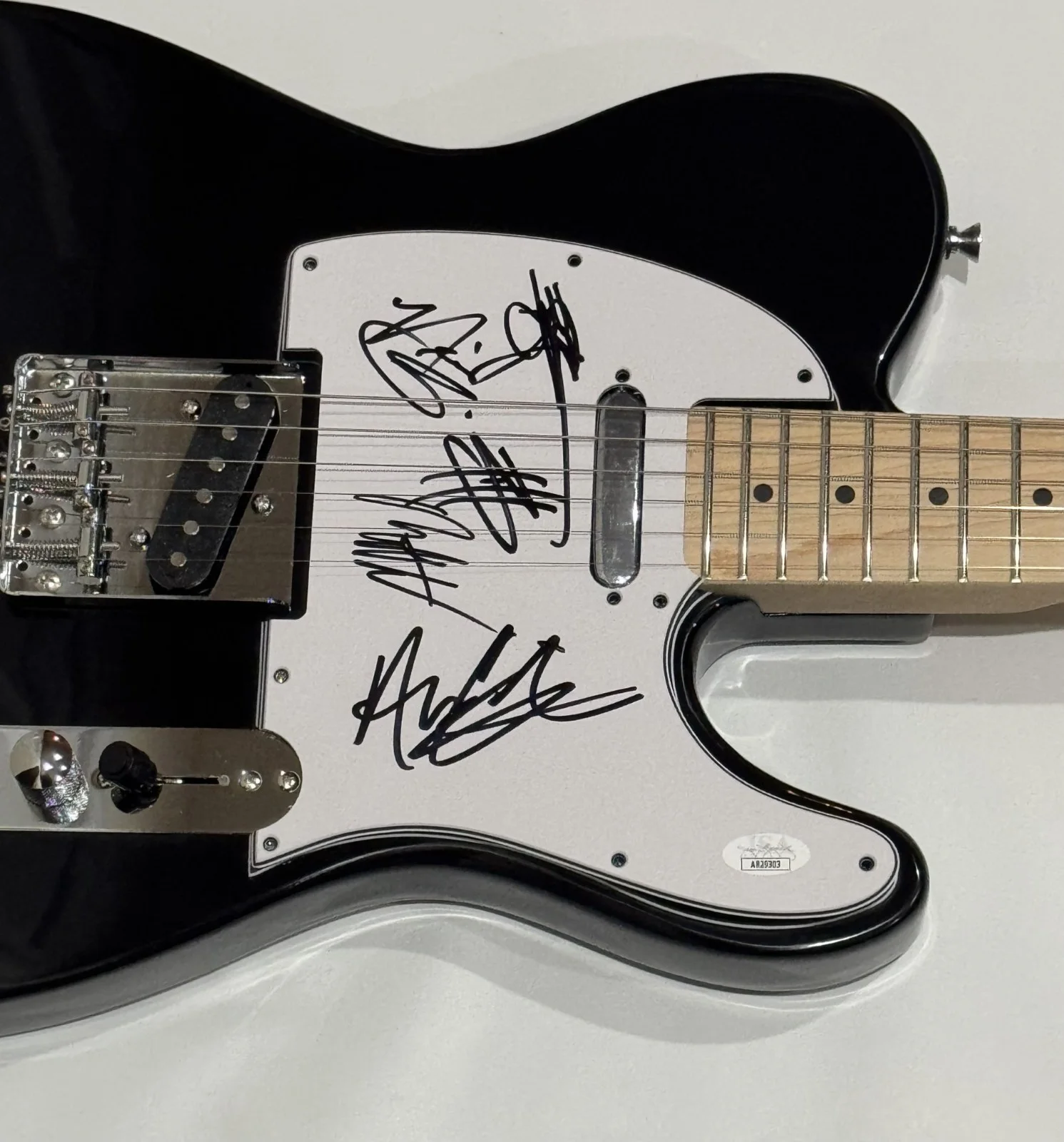 THREE DAYS GRACE SIGNED GUITAR ADAM GONTIER NEIL BARRY BRAD MATT ALL 5 JSA COA, изображение 2