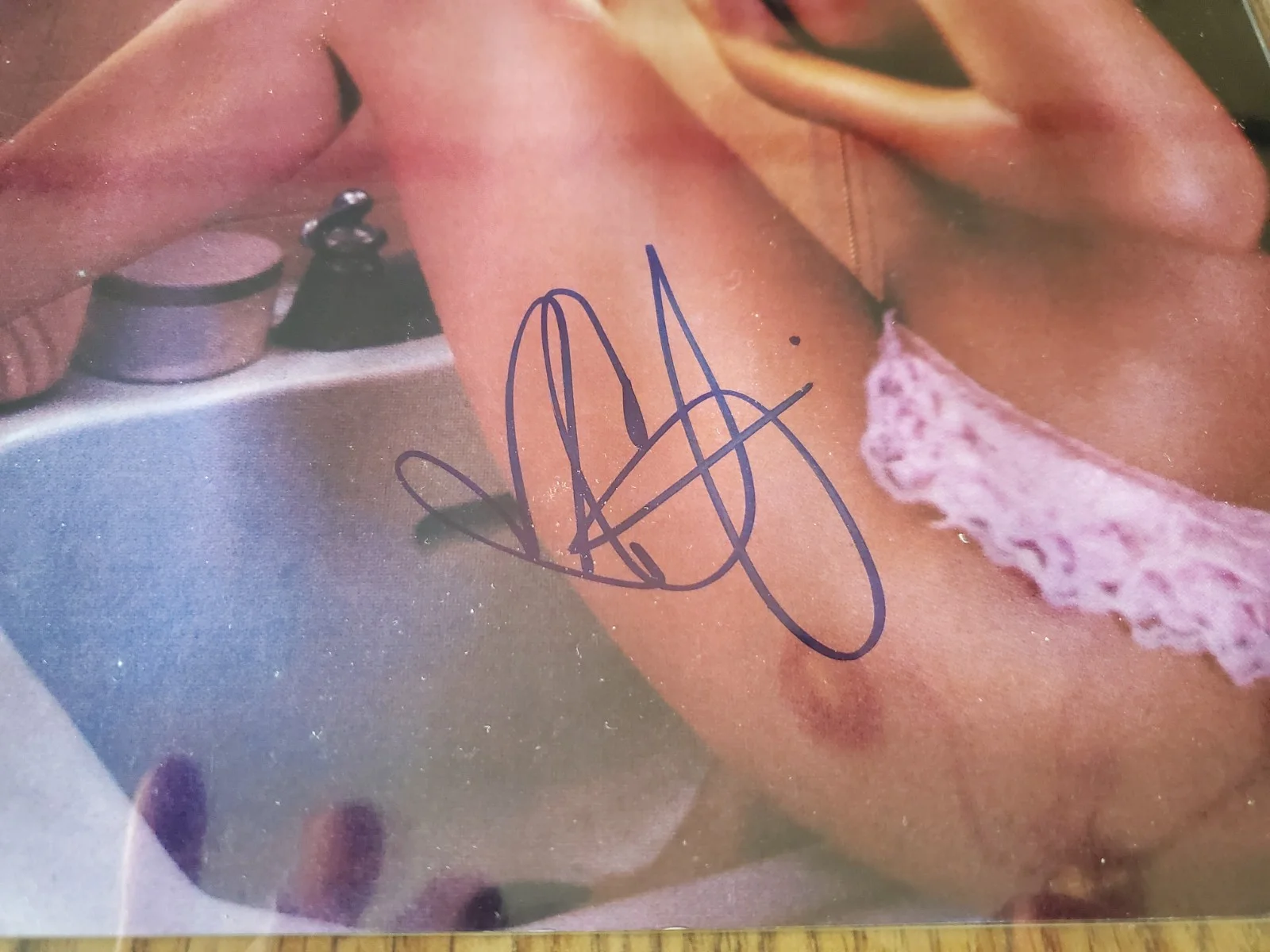 CHRISTINA AGUILERA 11X14 Autographed Photo with Letter of Authenticity, изображение 2