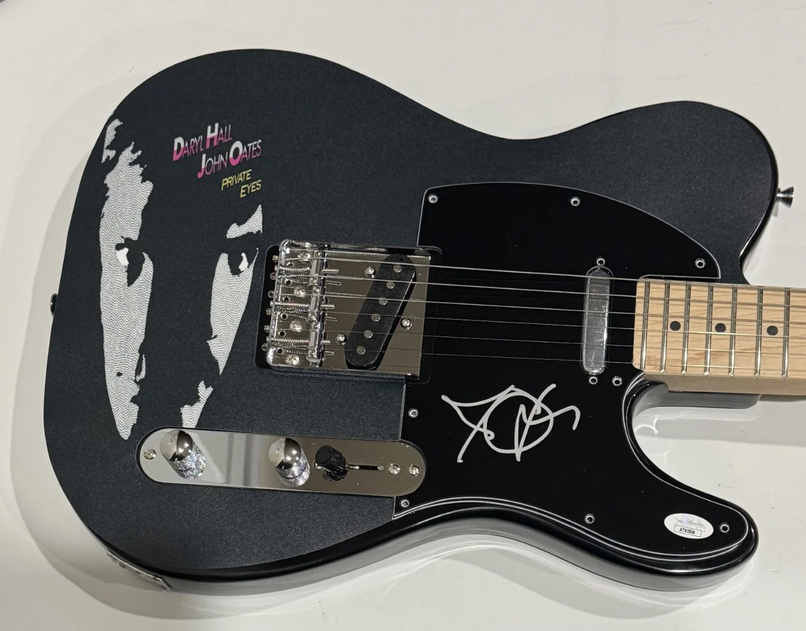 JOHN OATES SIGNED CUSTOM PRIVATE EYES ELECTRIC GUITAR HALL & OATES JSA COA, изображение 2