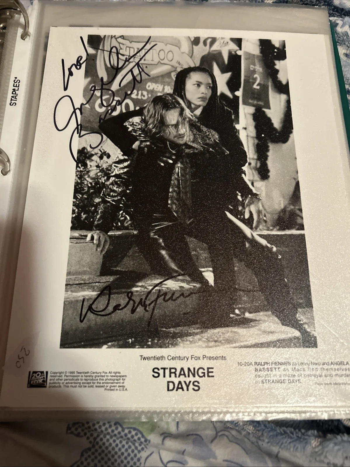 Angela Bassett Ralph Fiennes — Angela Bassett And Ralph Fiennes Autographed Strange Days 8 X 10 Black-And-White, изображение 2
