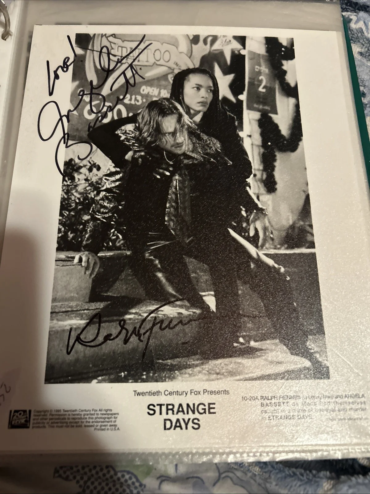 Angela Bassett Ralph Fiennes — Angela Bassett And Ralph Fiennes Autographed Strange Days 8 X 10 Black-And-White, изображение 3