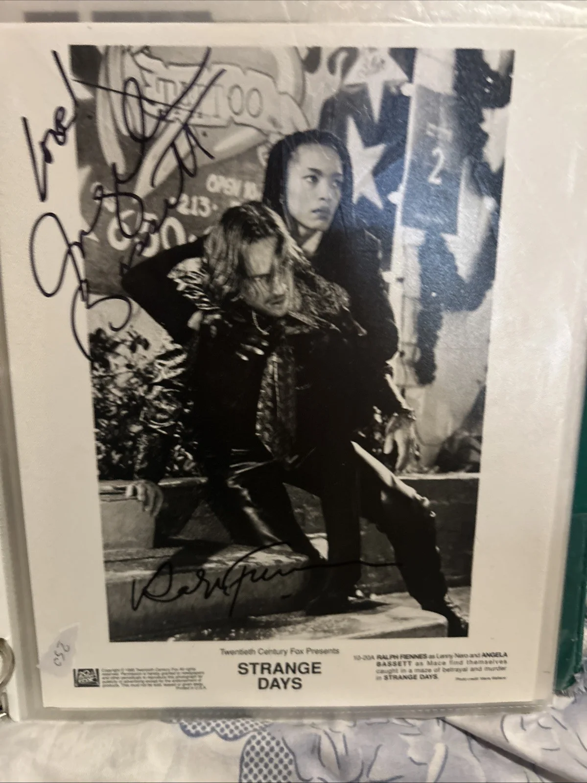 Angela Bassett Ralph Fiennes — Angela Bassett And Ralph Fiennes Autographed Strange Days 8 X 10 Black-And-White, изображение 4
