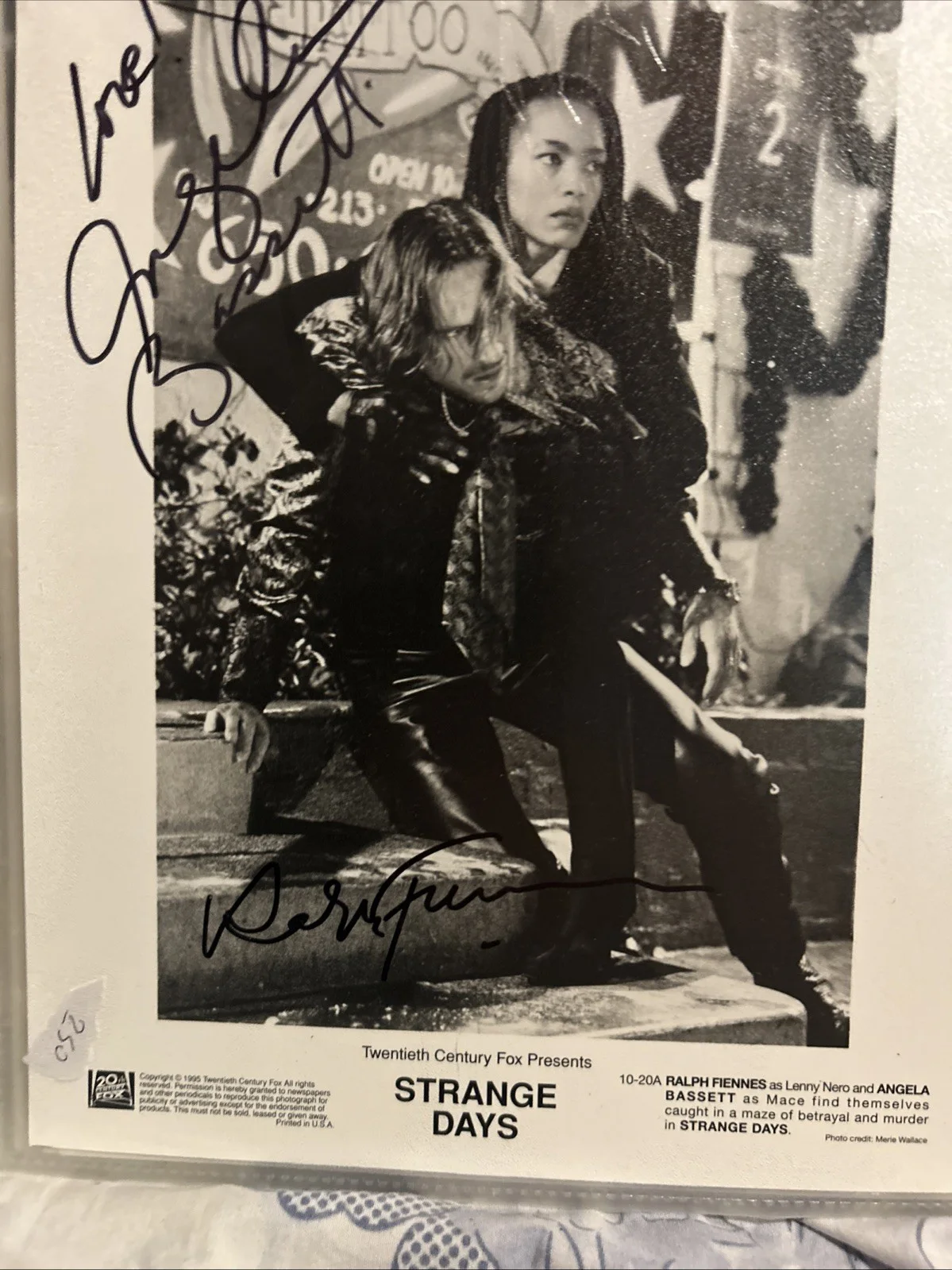 Angela Bassett Ralph Fiennes — Angela Bassett And Ralph Fiennes Autographed Strange Days 8 X 10 Black-And-White, изображение 5