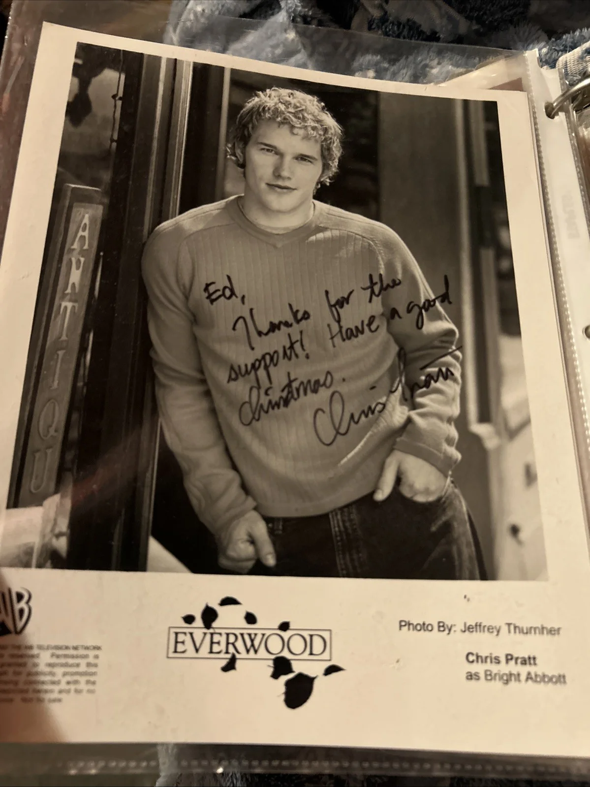 Chris Pratt — Chris Pratt Signed Everwood 8 X 10 Black-And-White Photo
