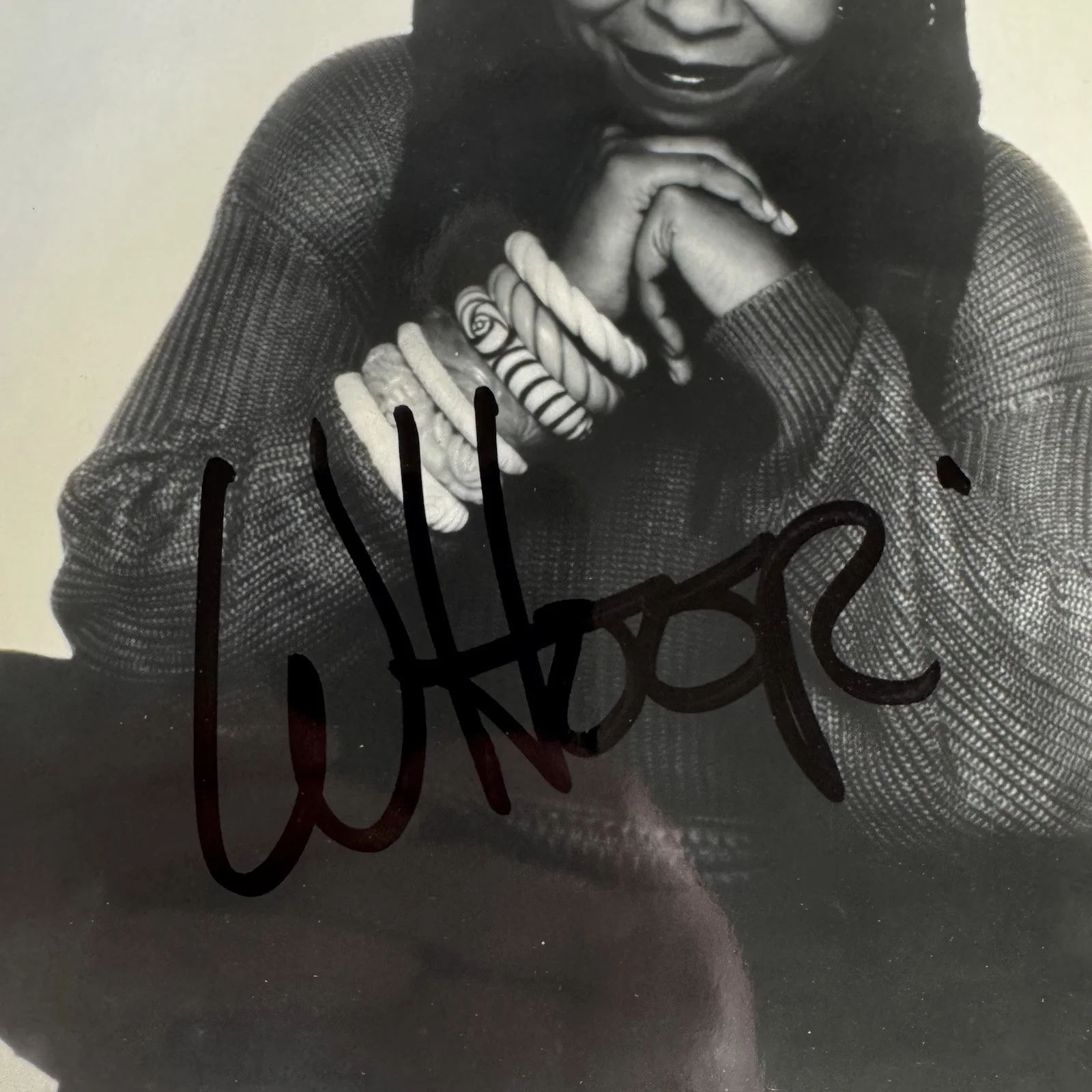 Whoopi Goldberg Signed 8x10 Autographed Photo Black & White Actress/Comedian, изображение 2