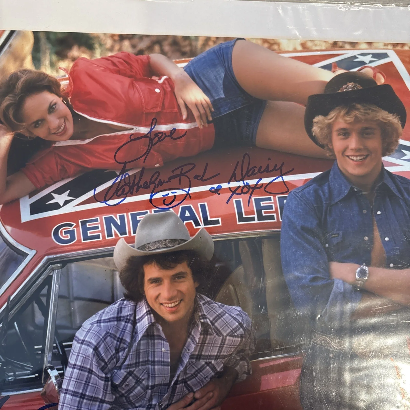 Catherine Bach, Tom Wopat, John Schneider — Dukes Of Hazzard Cast By All (3) Authentic Signed 15” x 10" Photo Mueller COA, изображение 2