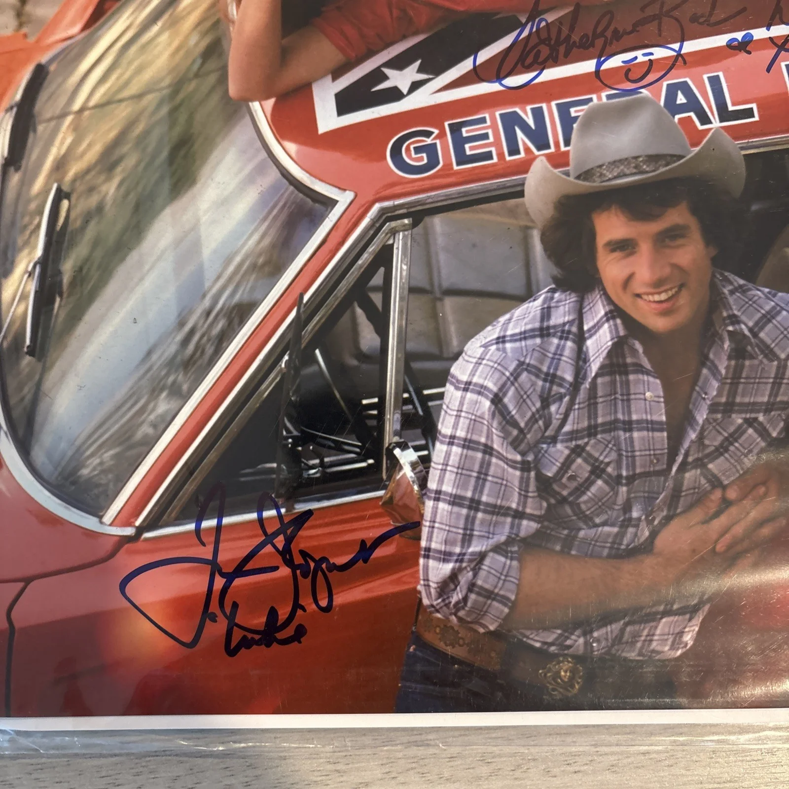 Catherine Bach, Tom Wopat, John Schneider — Dukes Of Hazzard Cast By All (3) Authentic Signed 15” x 10" Photo Mueller COA, изображение 4