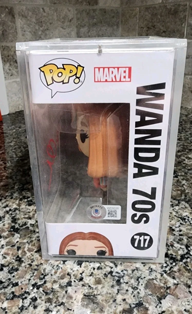 Elizabeth Olsen — Elizabeth Olsen Signed Wanda 70's Wandavision Funko Pop 717 Beckett, изображение 2