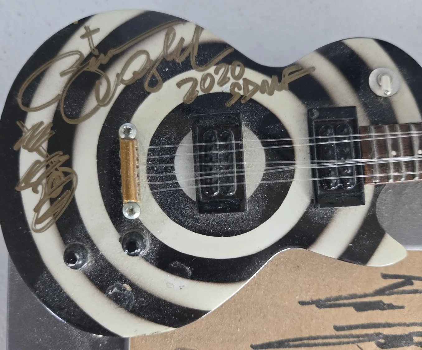 Rare Zakk Wylde Signed Mini Guitar Frame w/Black Label Band Autographs in Frame, изображение 3