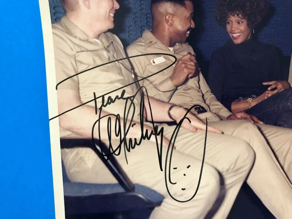 Whitney Houston Signed Autographed 8x10 Photo BAS BECKETT LOA, изображение 2
