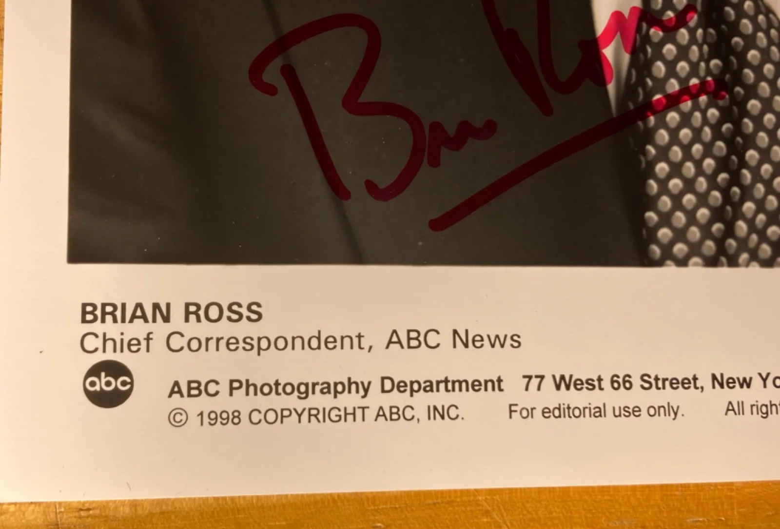Hand SIGNED Brian Ross 7x9 ABC News Press Photo (1998) Chief Correspondent, изображение 3