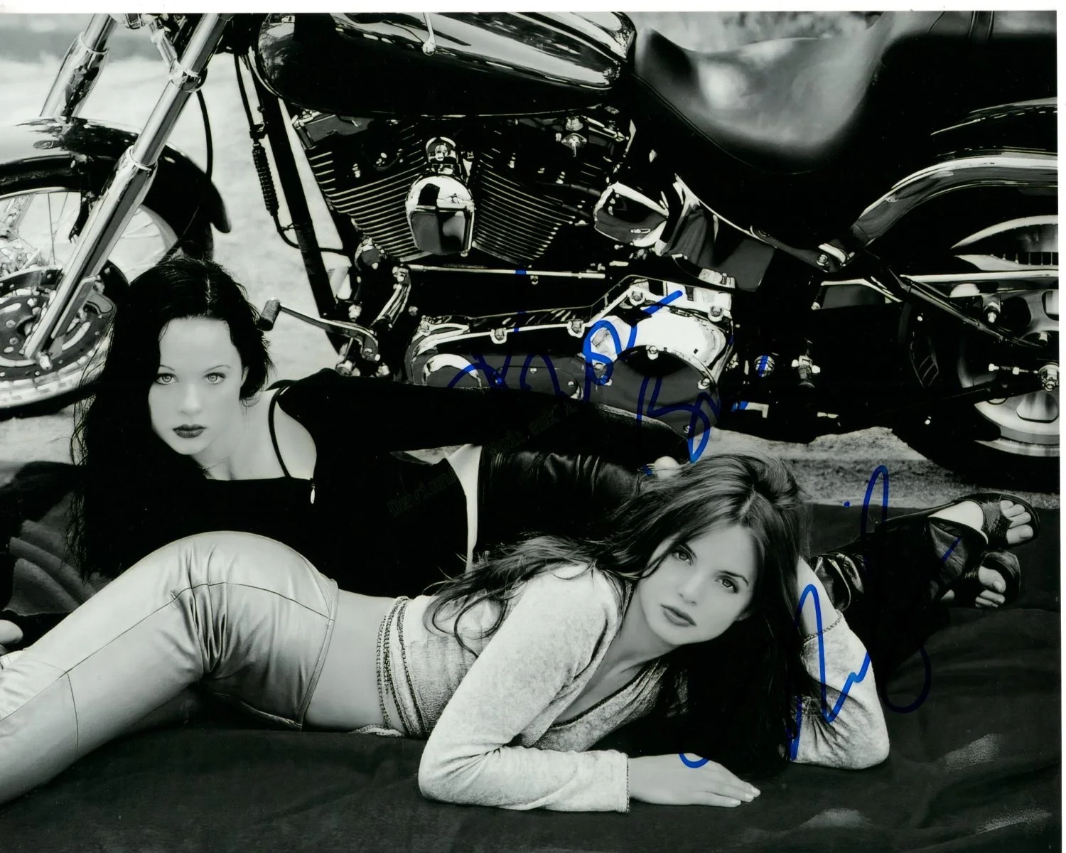 Mena Suvari & Thora Birch — MENA SUVARI and THORA BIRCH signed autographed 8x10 AMERICAN BEAUTY photo