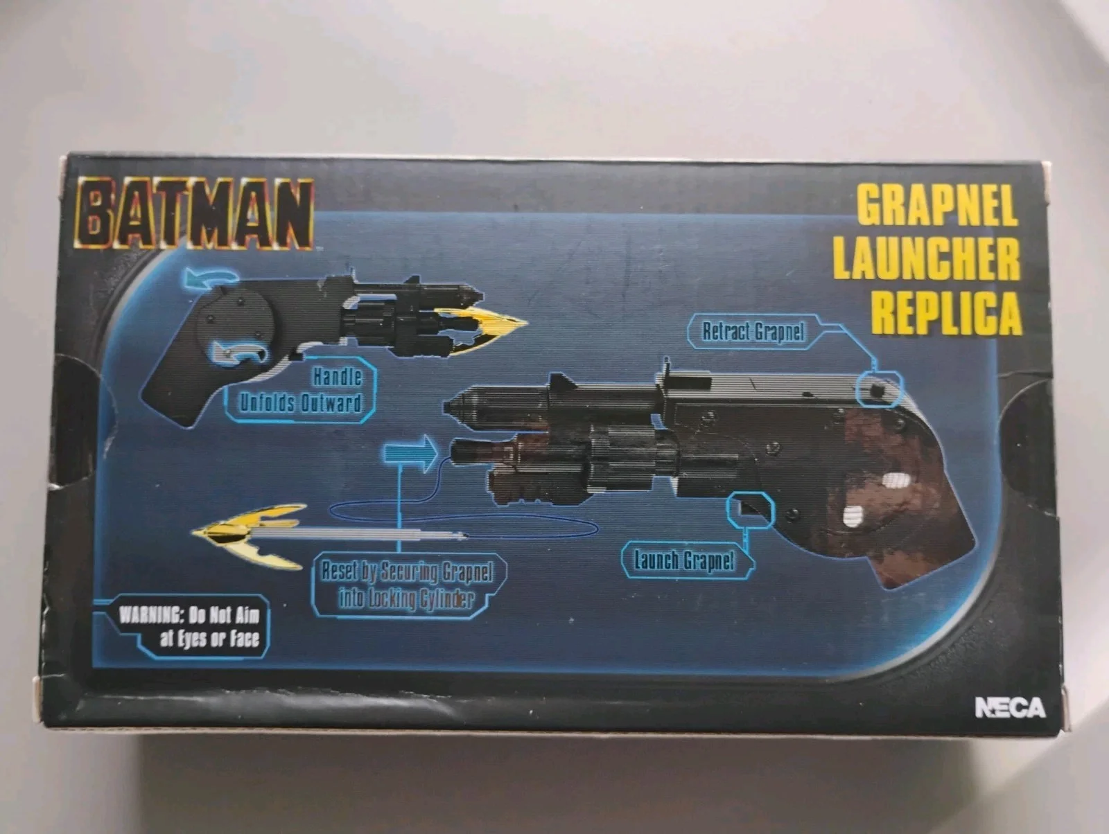 Christian bale — CHRISTIAN BALE SIGNED THE DARK KNIGHT BATMAN TOY PLASTIC GRAPNEL LAUNCHER PROOF, изображение 2