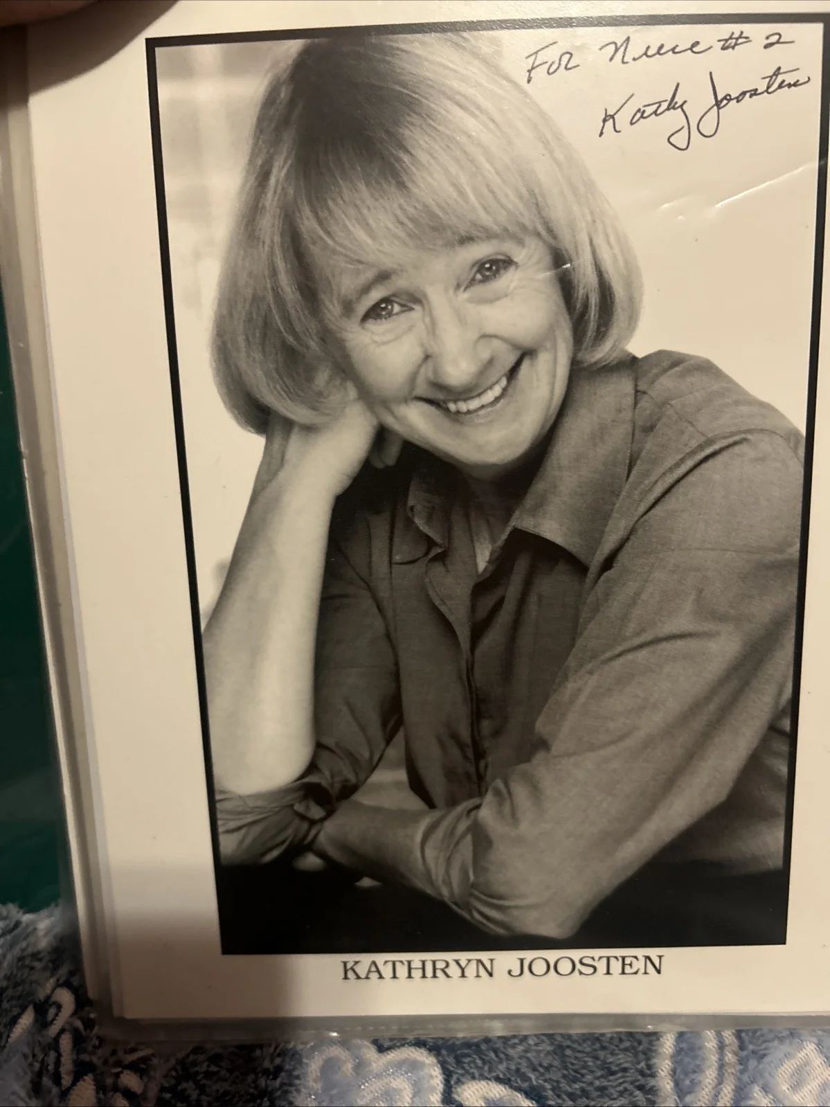 Kathryn Joosten — Katheryn Joosten Autographed 8x10 Black-And-White Photo, изображение 2