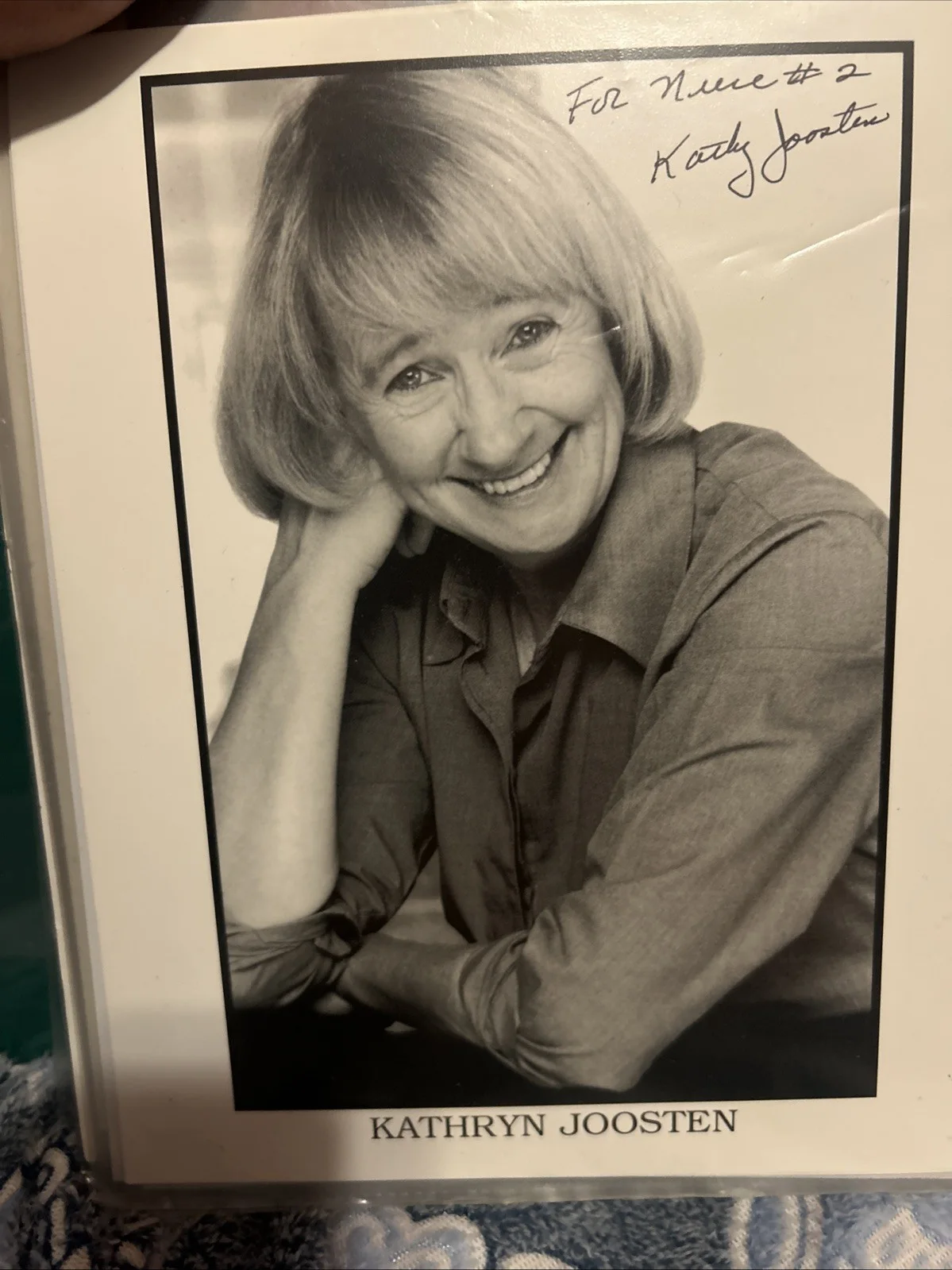Kathryn Joosten — Katheryn Joosten Autographed 8x10 Black-And-White Photo, изображение 3