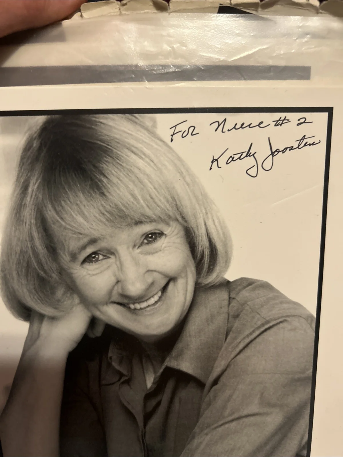 Kathryn Joosten — Katheryn Joosten Autographed 8x10 Black-And-White Photo, изображение 4