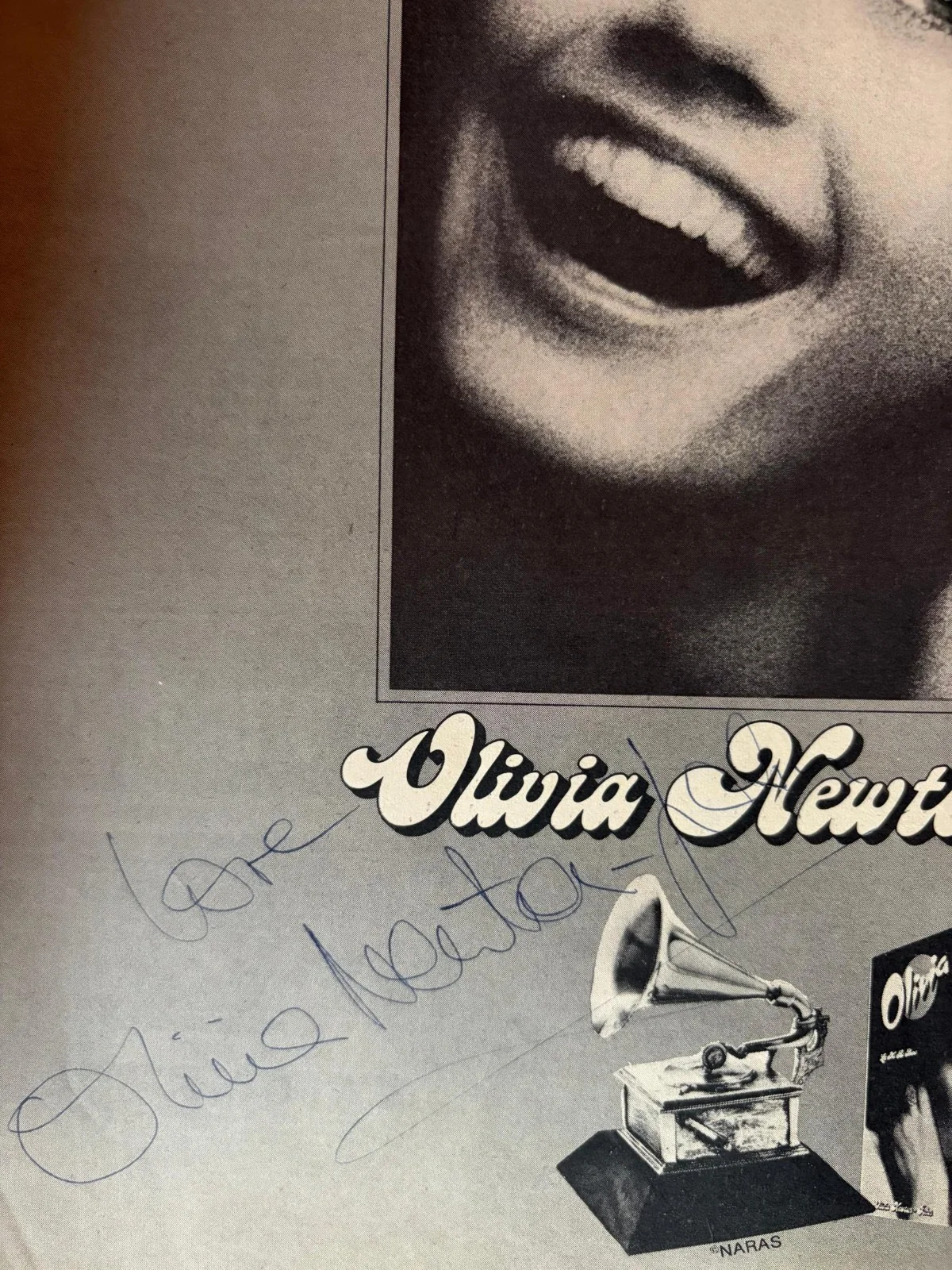 Olivia Newton John — OLIVIA NEWTON-JOHN SIGNED AUTOGRAPHED MAGAZINE PAGE VINTAGE FULL NAME RARE PSA Q, изображение 2