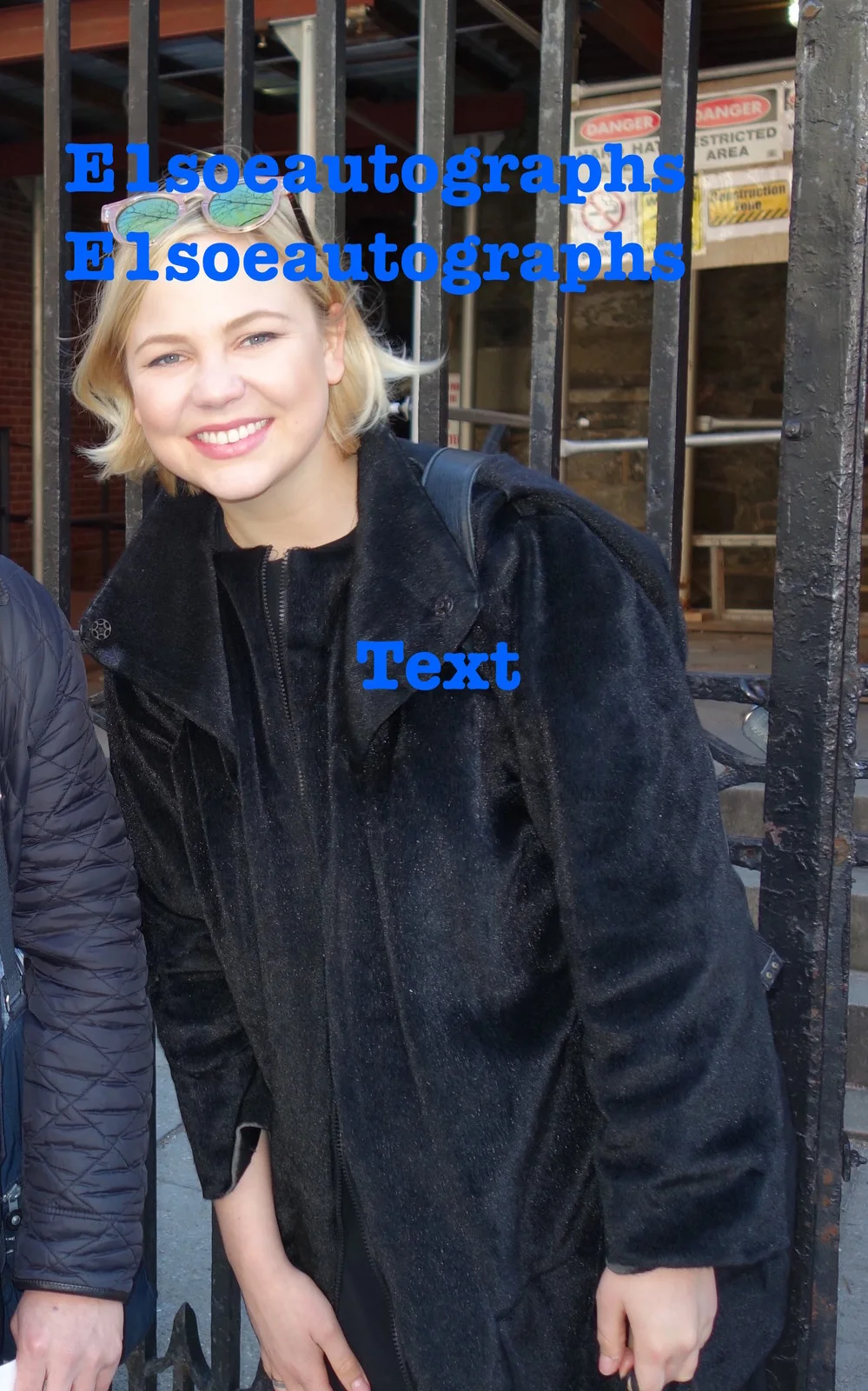 Adelaide Clemens — Adelaide Clemens signed 8x10 photo in person - photo Proof - Silent Hill, изображение 2