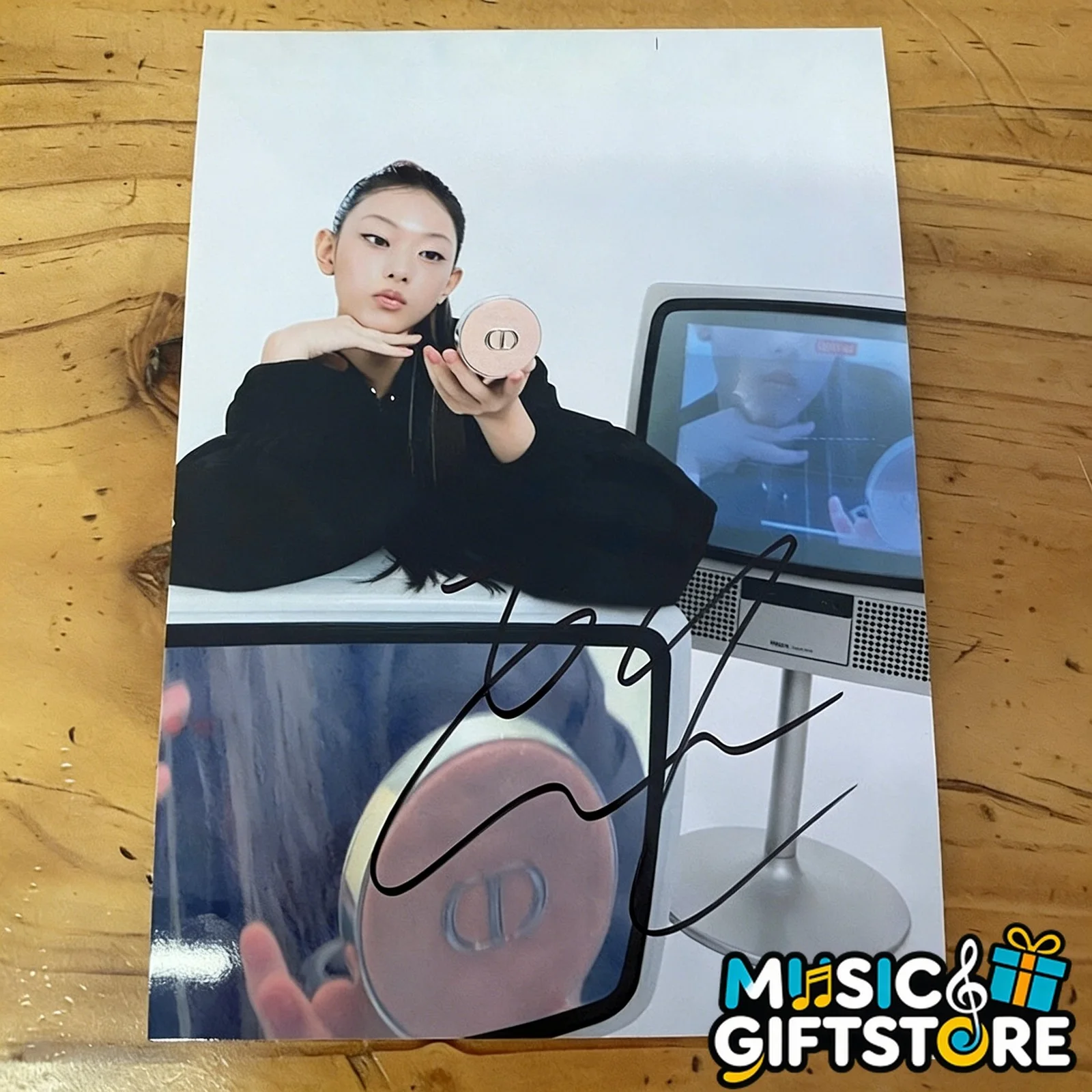 NEWJEANS HAERIN Autographed Signed Photo K-POP Collection 4*6 2025C #MUGS, image 3
