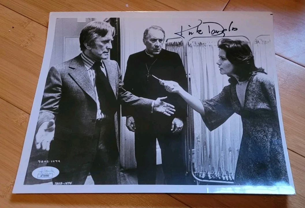 Kirk Douglas — KIRK DOUGLAS Signed/Autograph 8x10 Promo Photo w/ JSA COA, изображение 2