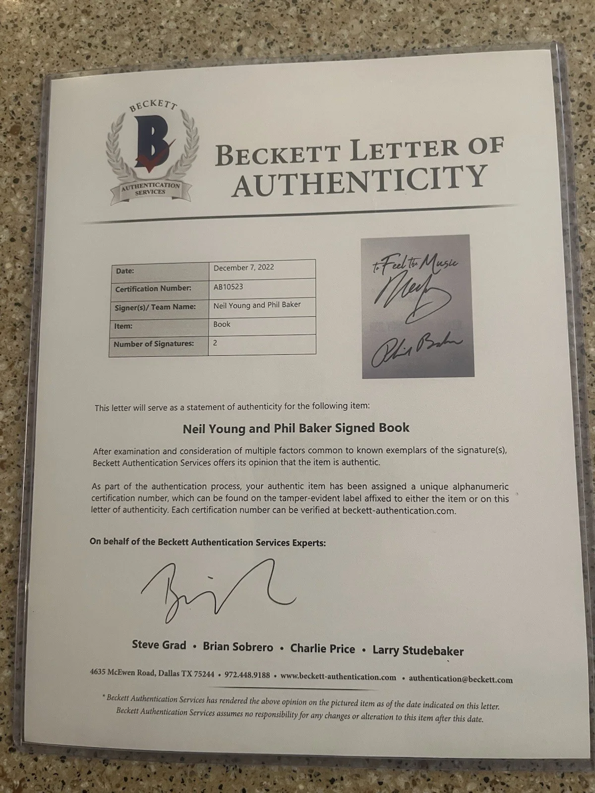 Neil Young Signed ‘To Feel The Music’ book. Beckett LOA Certification AB10523, изображение 2