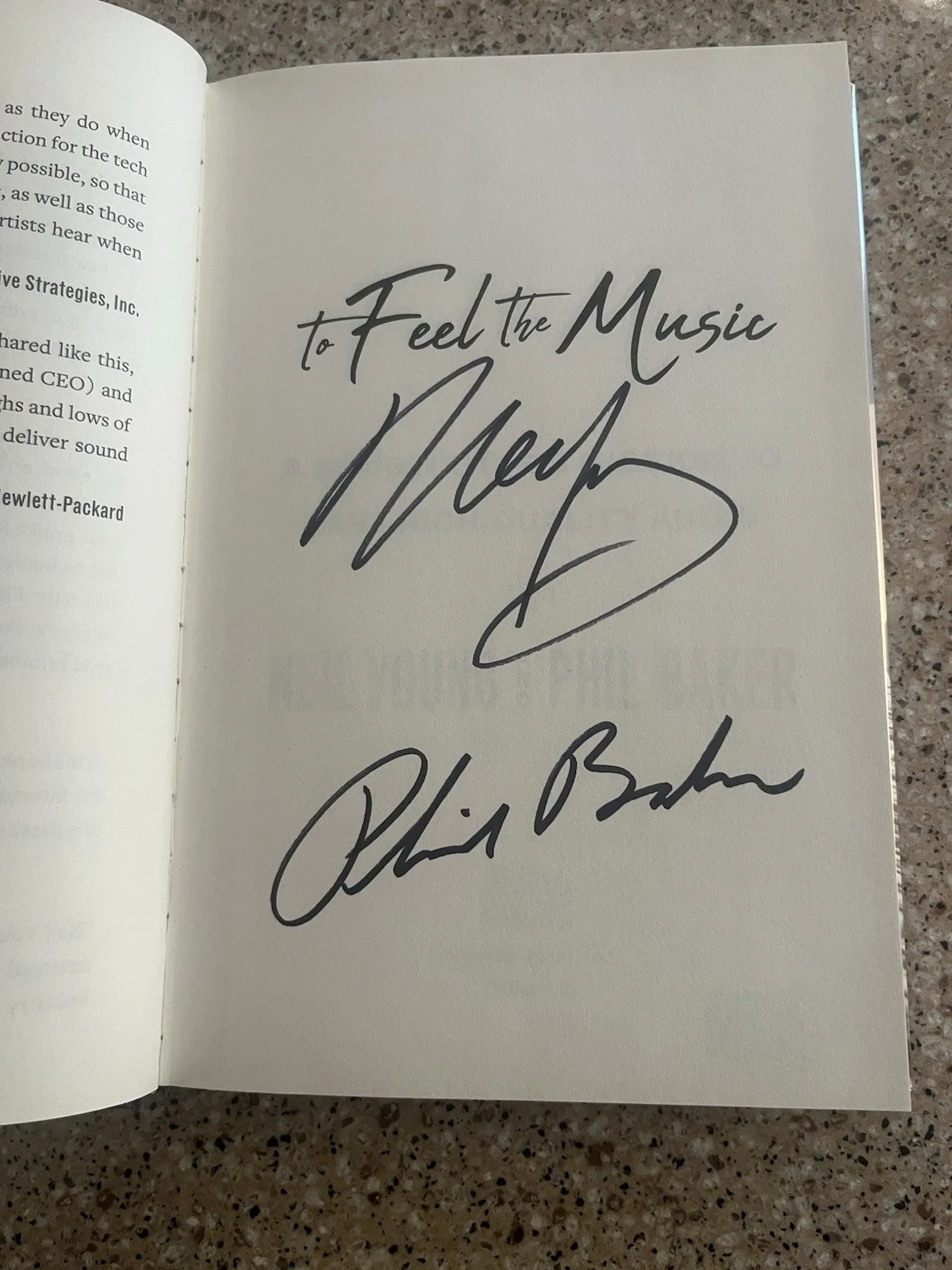 Neil Young Signed ‘To Feel The Music’ book. Beckett LOA Certification AB10523, изображение 3