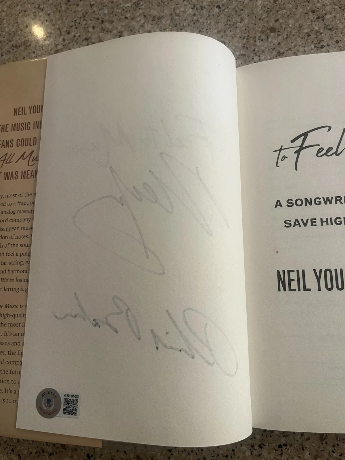 Neil Young Signed ‘To Feel The Music’ book. Beckett LOA Certification AB10523, изображение 4