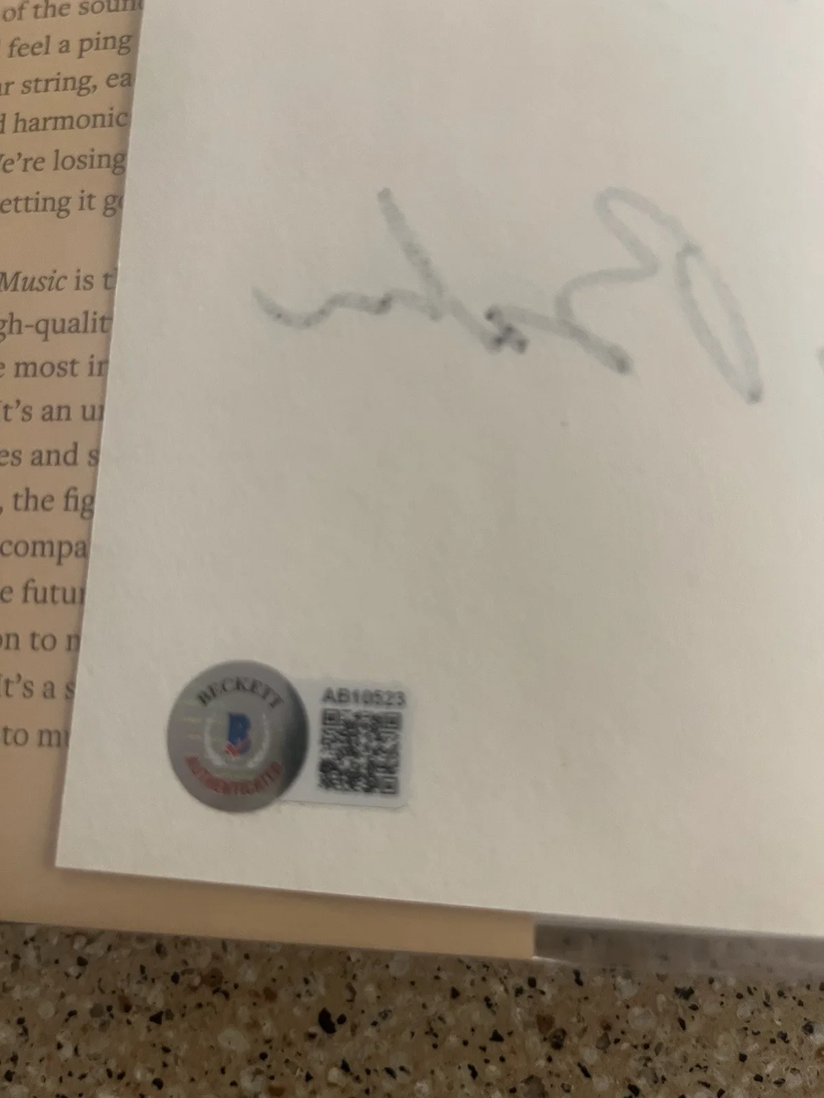Neil Young Signed ‘To Feel The Music’ book. Beckett LOA Certification AB10523, изображение 5