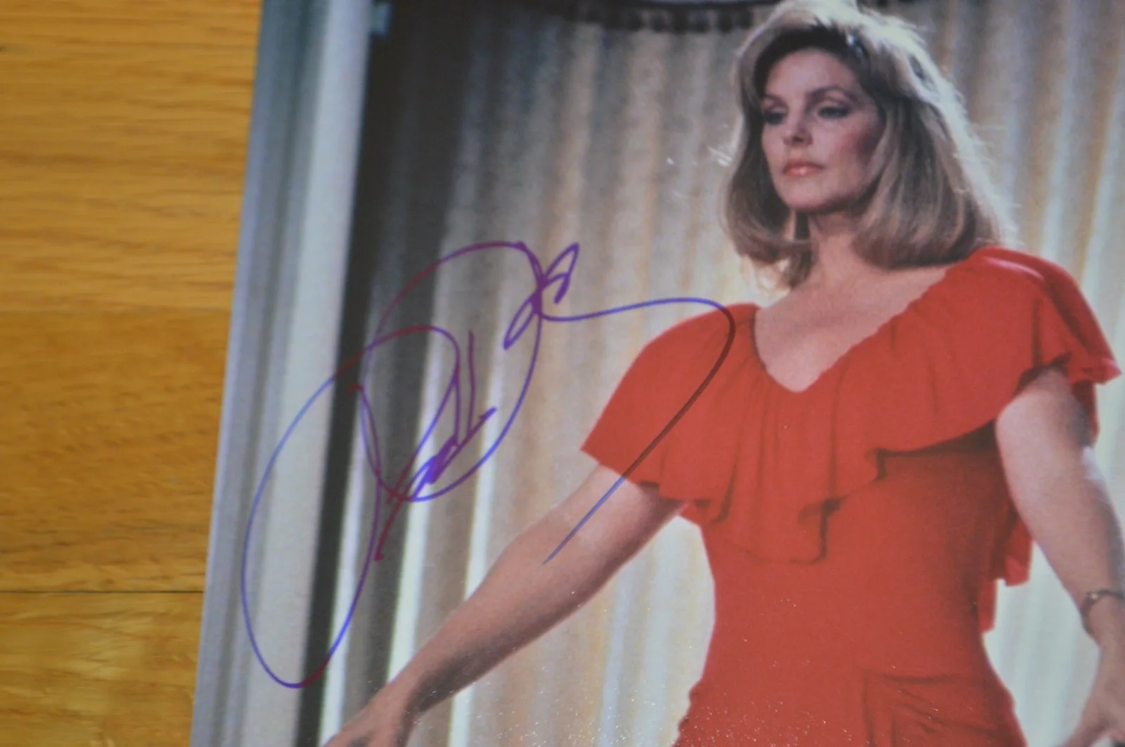 Priscilla Presley — Priscilla Presley Autographed "The Naked Gun" 8x10 Photo w/ Beckett Hologram, изображение 2