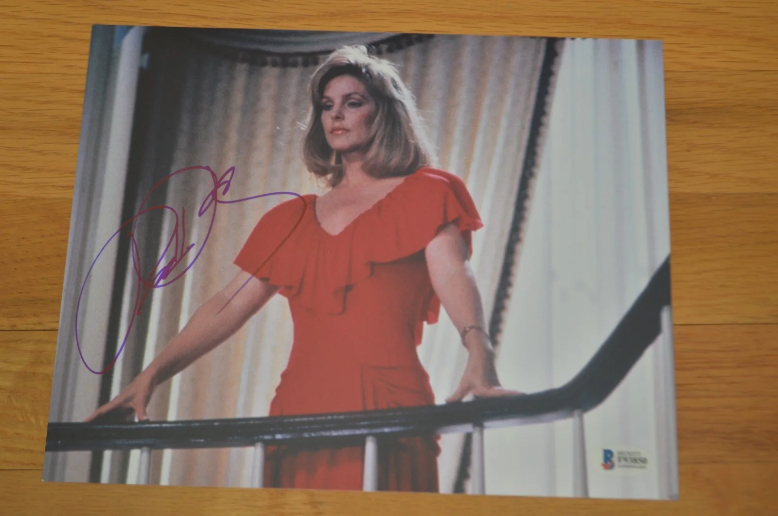 Priscilla Presley — Priscilla Presley Autographed "The Naked Gun" 8x10 Photo w/ Beckett Hologram, изображение 4