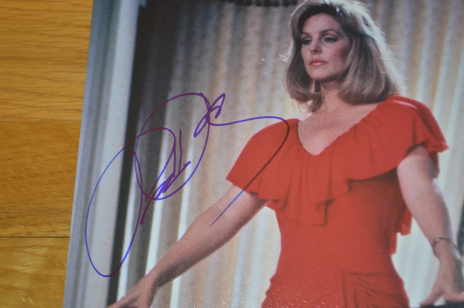 Priscilla Presley — Priscilla Presley Autographed "The Naked Gun" 8x10 Photo w/ Beckett Hologram, изображение 5