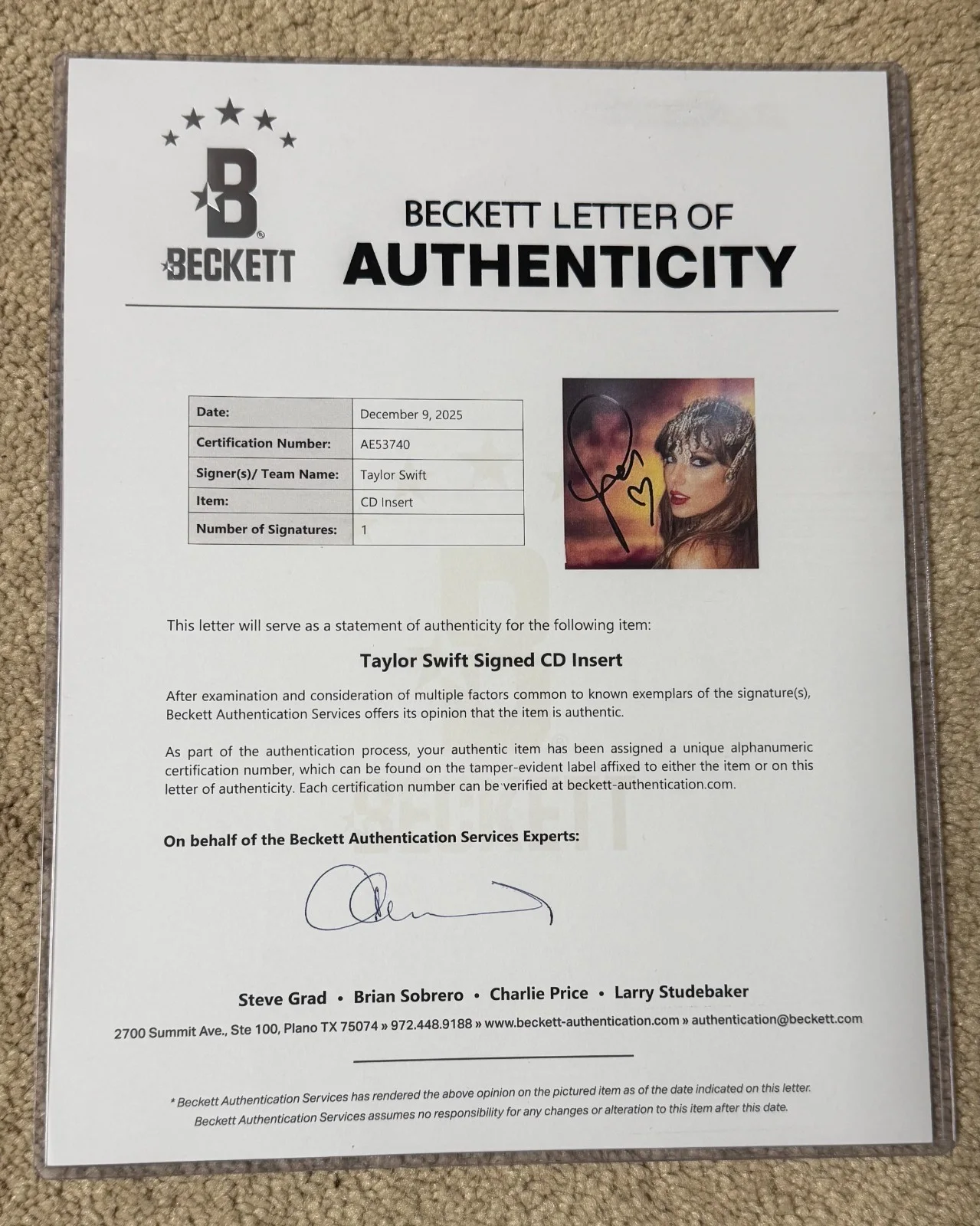 SIGNED AUTO FRAMED TAYLOR SWIFT LIFE OF A SHOWGIRL PHOTO 1 & CD BAS BECKETT COA, изображение 3