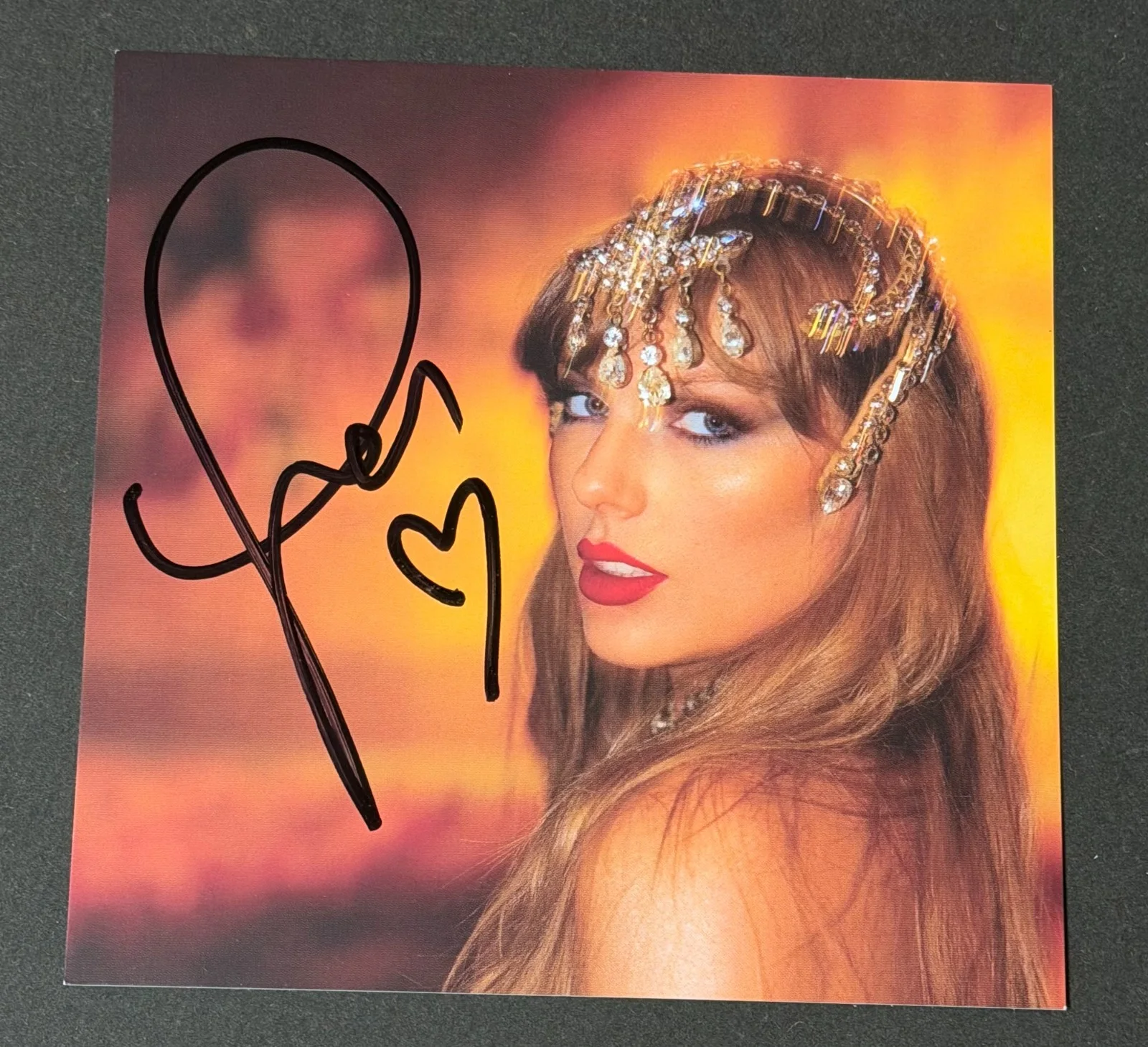 SIGNED AUTO FRAMED TAYLOR SWIFT LIFE OF A SHOWGIRL PHOTO 1 & CD BAS BECKETT COA, изображение 5