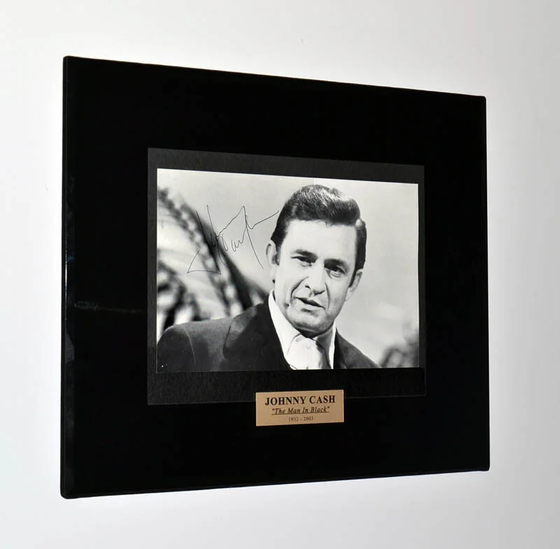 Rare JOHNNY CASH Signed AUTOGRAPH, Frame, Plaque, COA, UACC RD#228, FREE SHIP, изображение 2