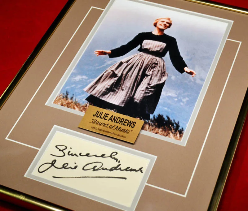 JULIE ANDREWS, CHRISTOPHER PLUMMER, 7 CHILDREN — Rare JULIE ANDREWS Signed SOUND OF MUSIC + Entire CAST Autographs, COA UACC, DVD, изображение 2