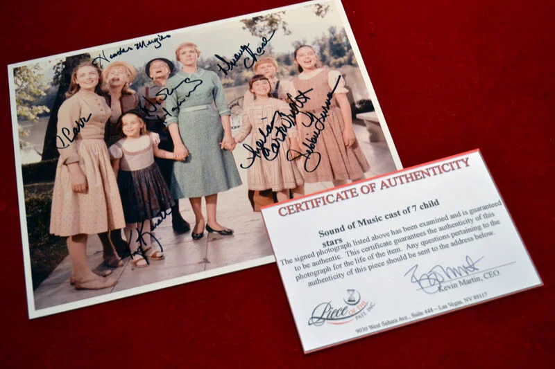 JULIE ANDREWS, CHRISTOPHER PLUMMER, 7 CHILDREN — Rare JULIE ANDREWS Signed SOUND OF MUSIC + Entire CAST Autographs, COA UACC, DVD, изображение 3