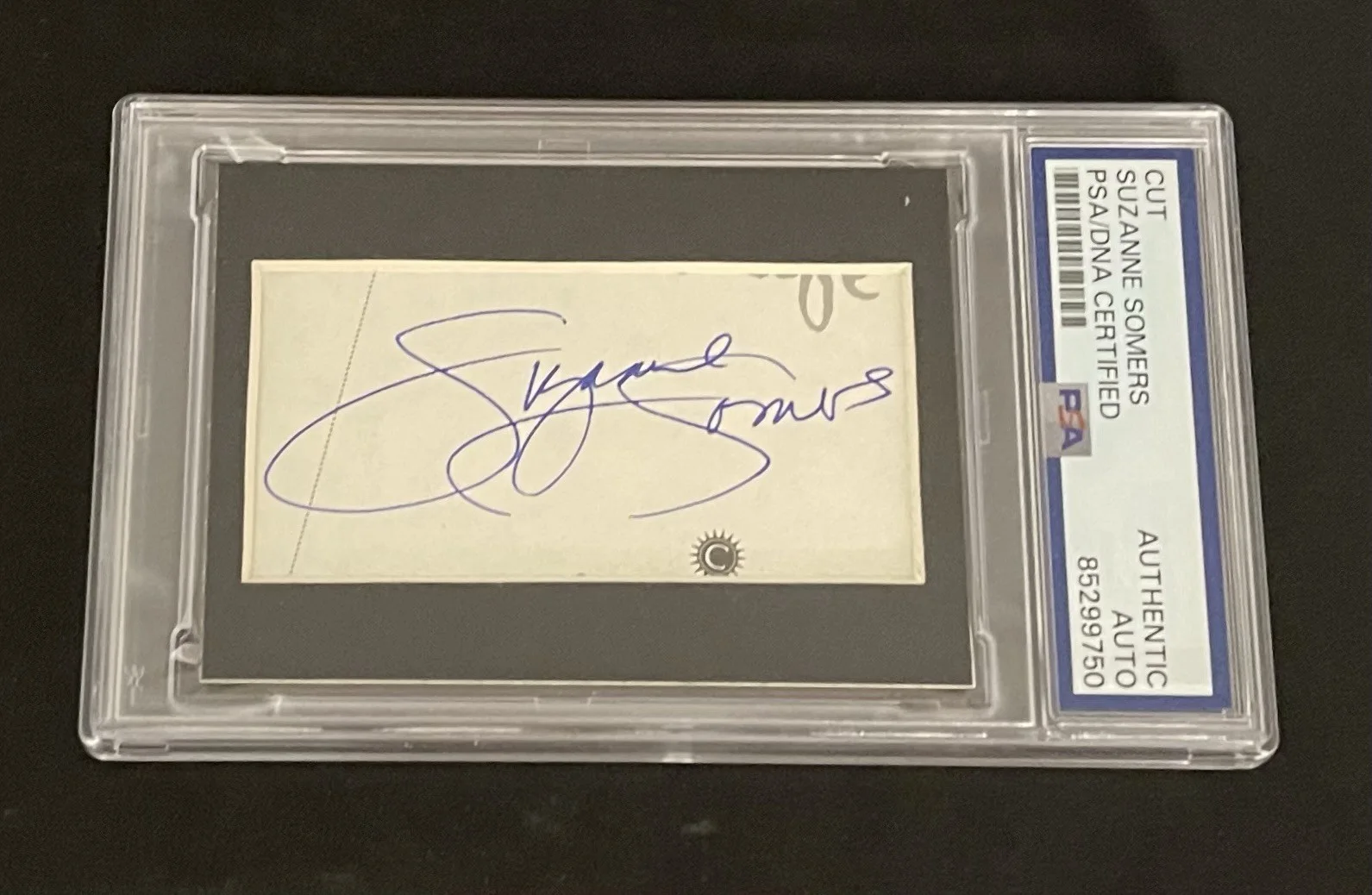 Suzanne Somers — Suzanne Somers PSA/DNA Signed Cut Signature Autographed Slabbed Three's Company, изображение 2